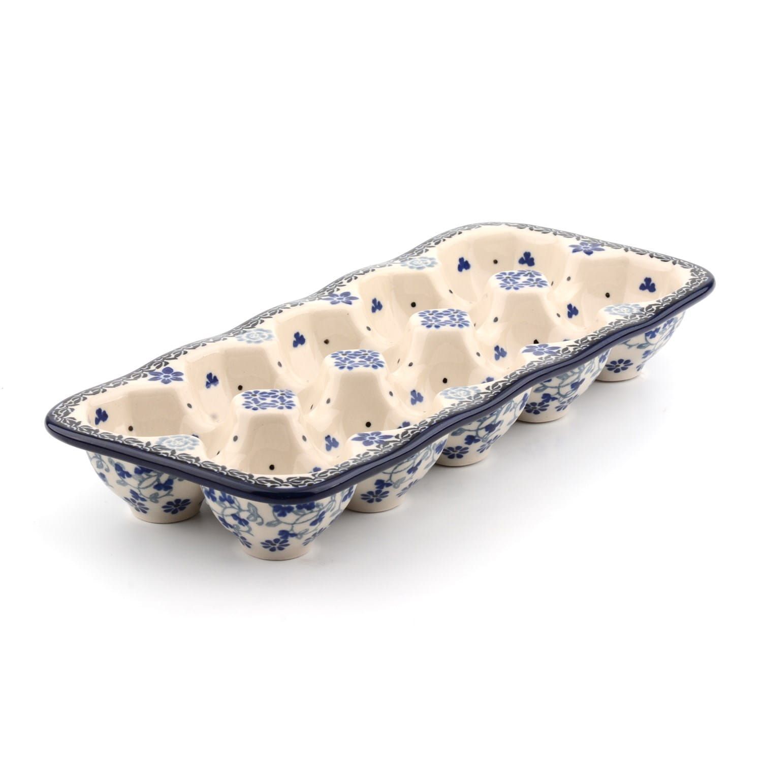 Keramische eierhouder, crèmekleurig met een blauw bloemenpatroon en een donkerblauwe rand, geschikt voor twaalf eieren.
