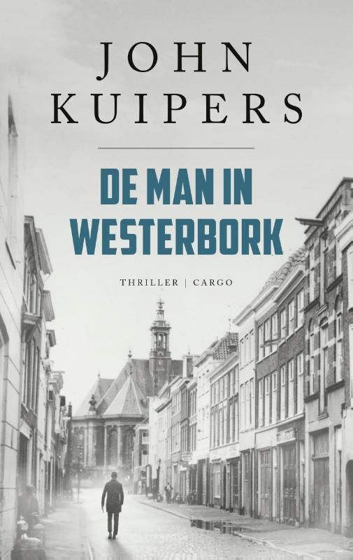 Boekcover: Een man loopt door een straat in Westerbork.