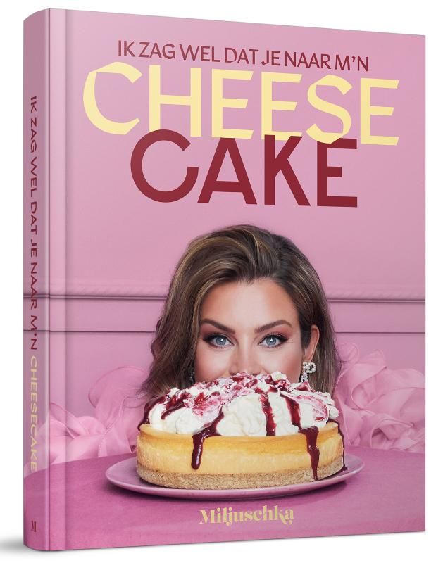 Boekcover met een vrouw die over een cheesecake heen kijkt. Tekst: 