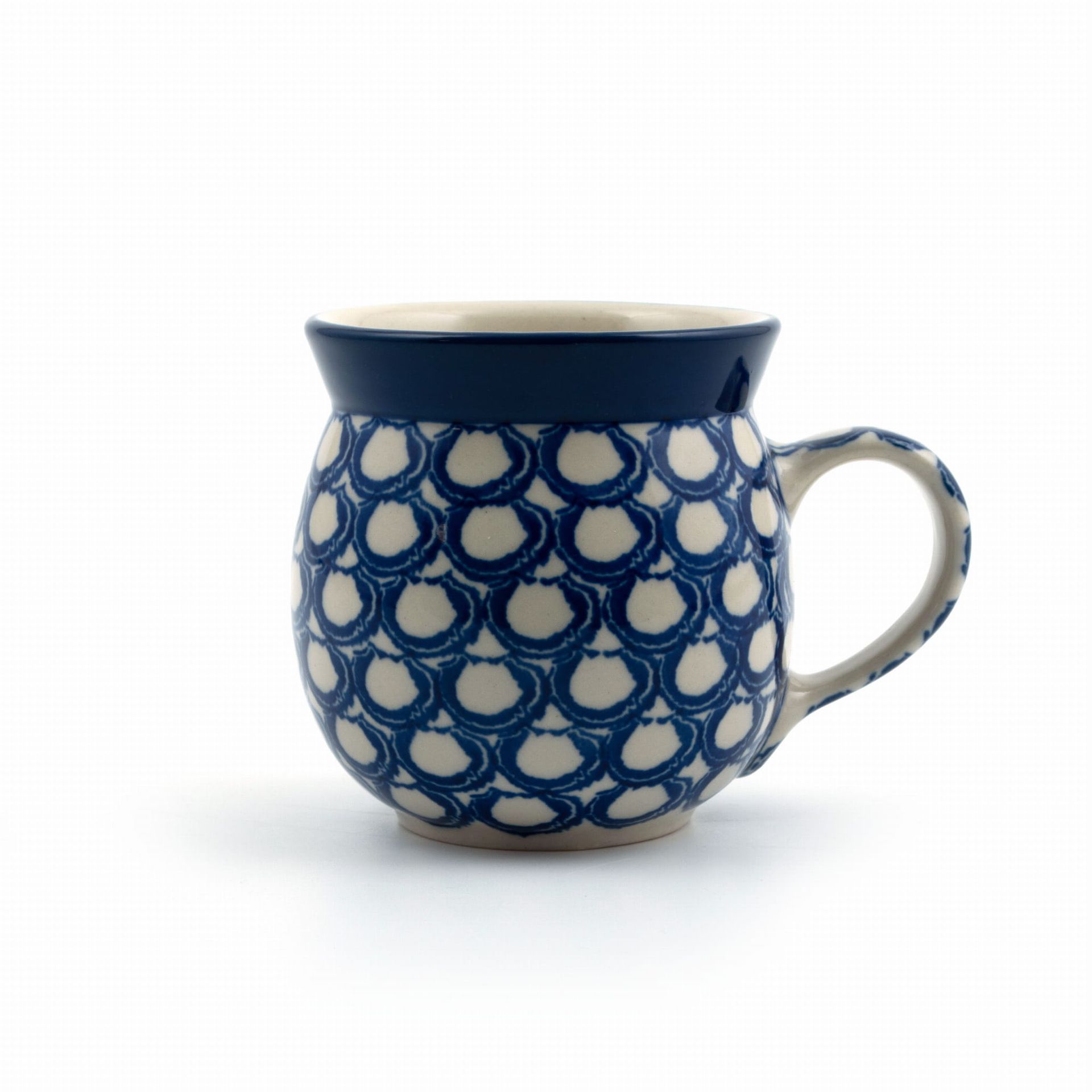Blauw-witte keramische mok met een schubachtig patroon en een donkerblauwe rand.