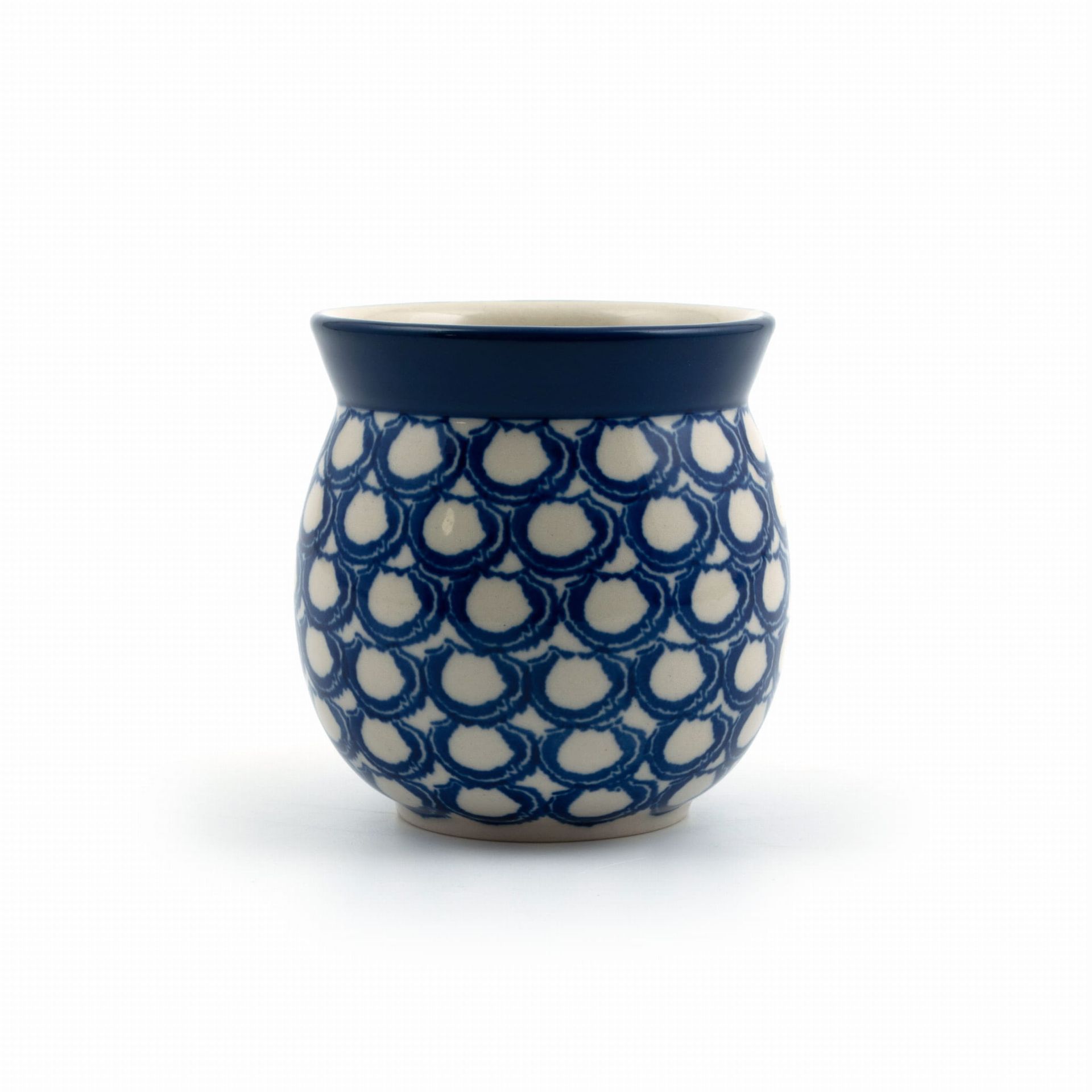 Blauw-witte keramische mok met een schubachtig patroon en een donkerblauwe rand.