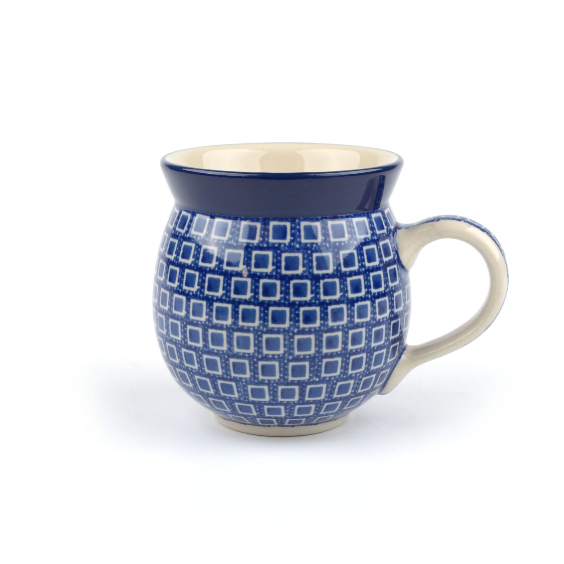 Blauw-wit gestreepte keramische mok met crèmekleurige binnenkant en handvat, op een witte achtergrond.