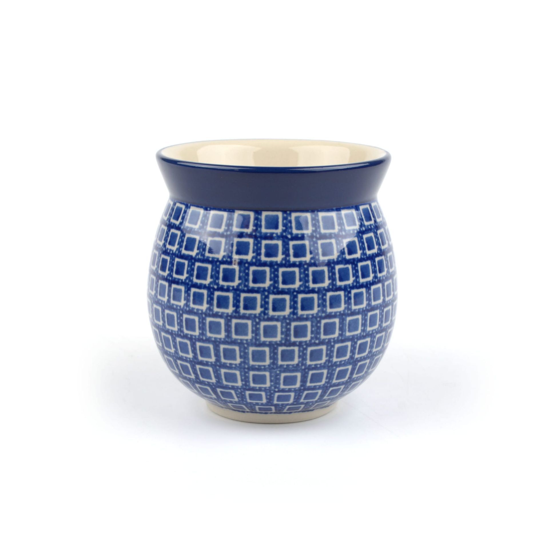 Blauw-wit gestreepte keramische mok met crèmekleurige binnenkant en handvat, op een witte achtergrond.