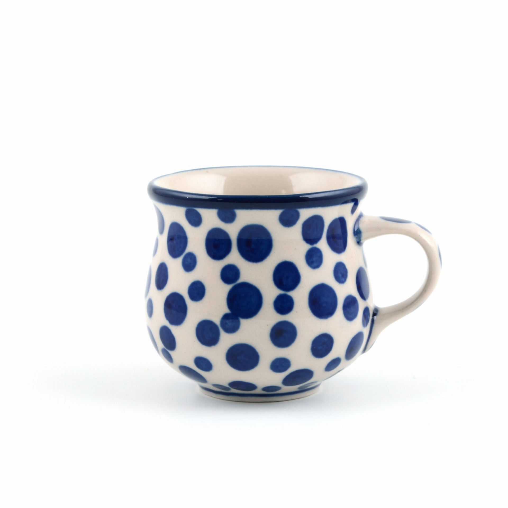 Witte keramische mok met blauwe stippen.