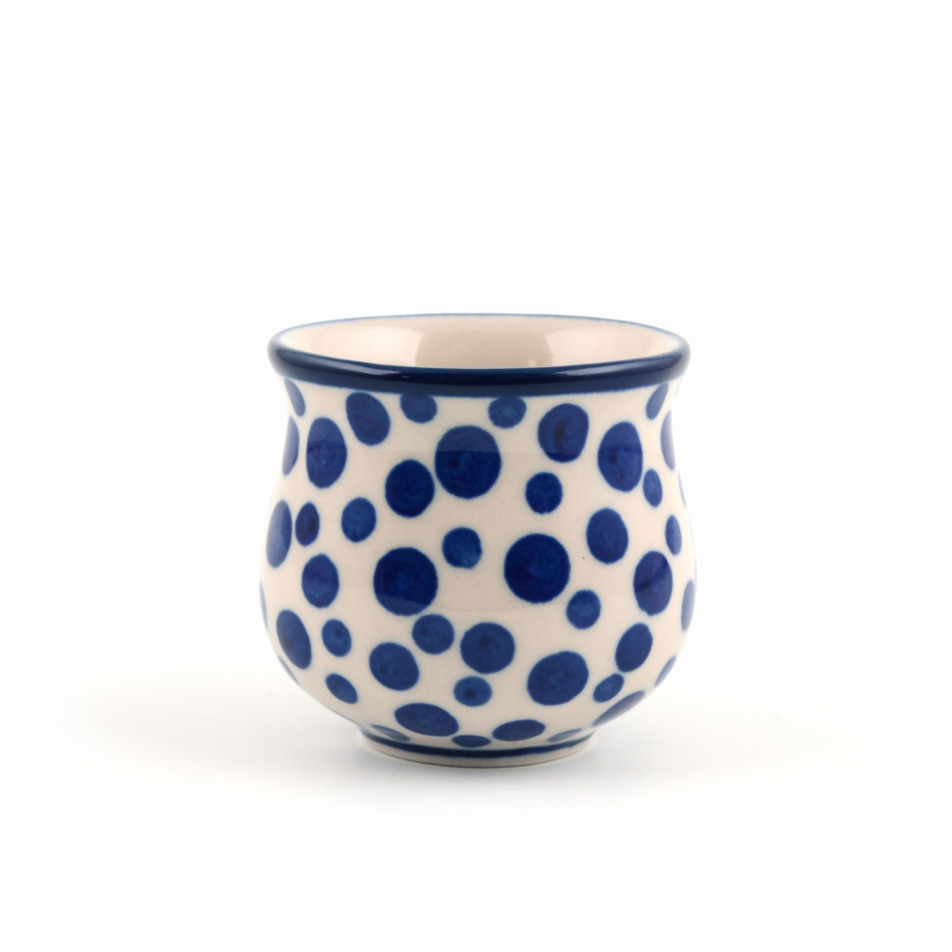 Witte keramische mok met blauwe stippen.
