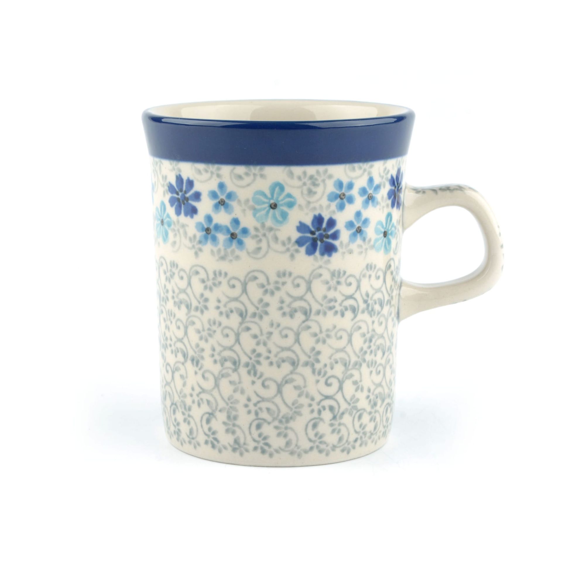 Blauwe keramische mok met bloemenprint en handvat.