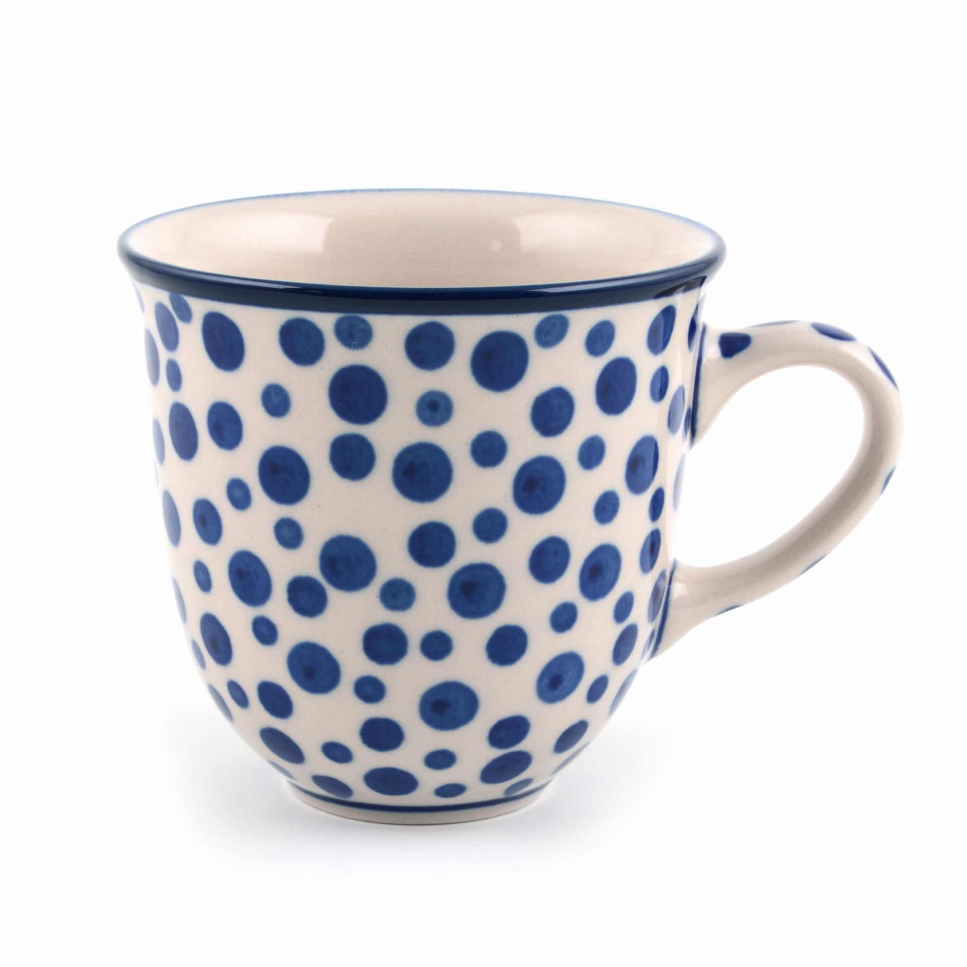 Blauw-witte keramische mok met stippen, een donkerblauwe rand en een donkerblauw handvat.
