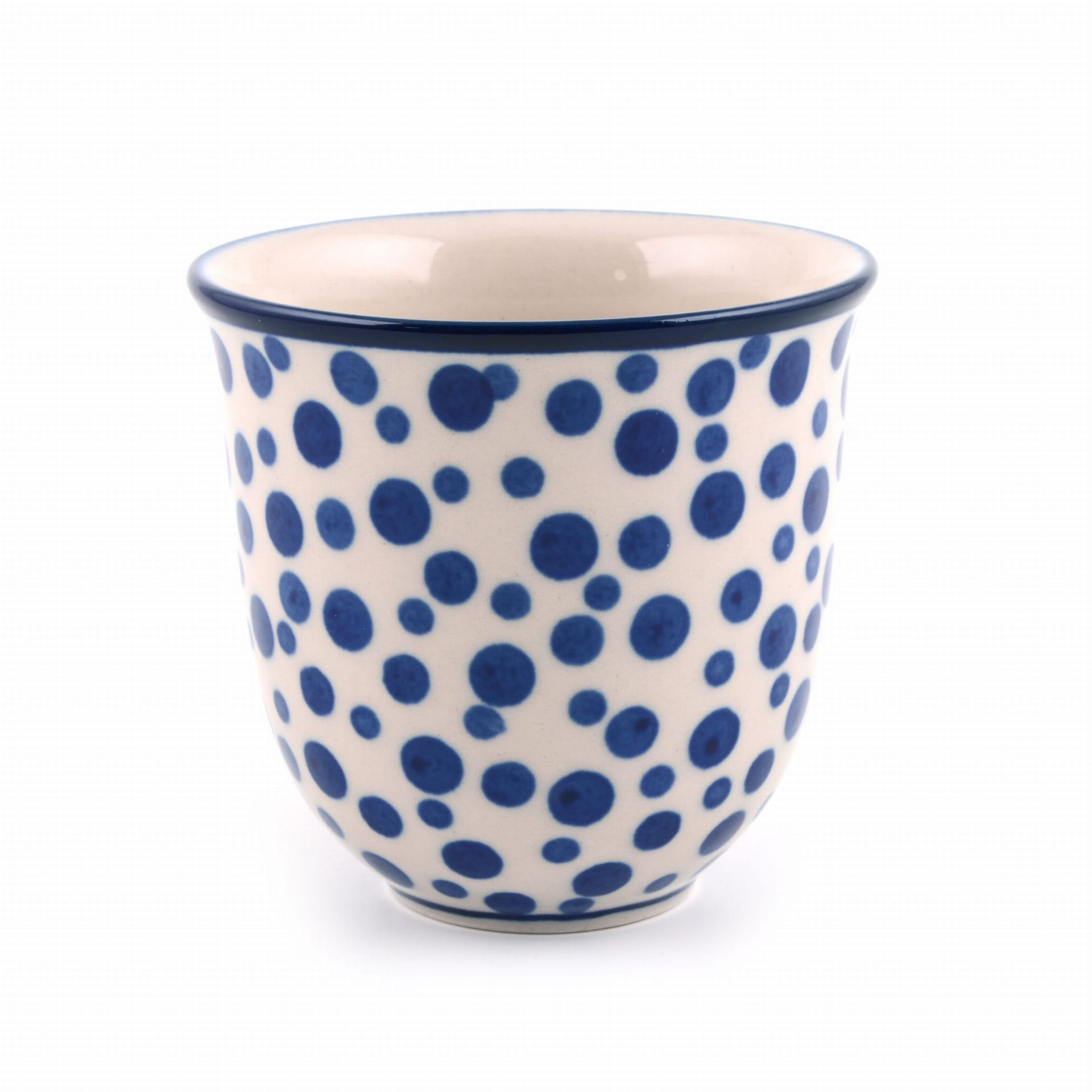 Blauw-witte keramische mok met stippen, een donkerblauwe rand en een donkerblauw handvat.