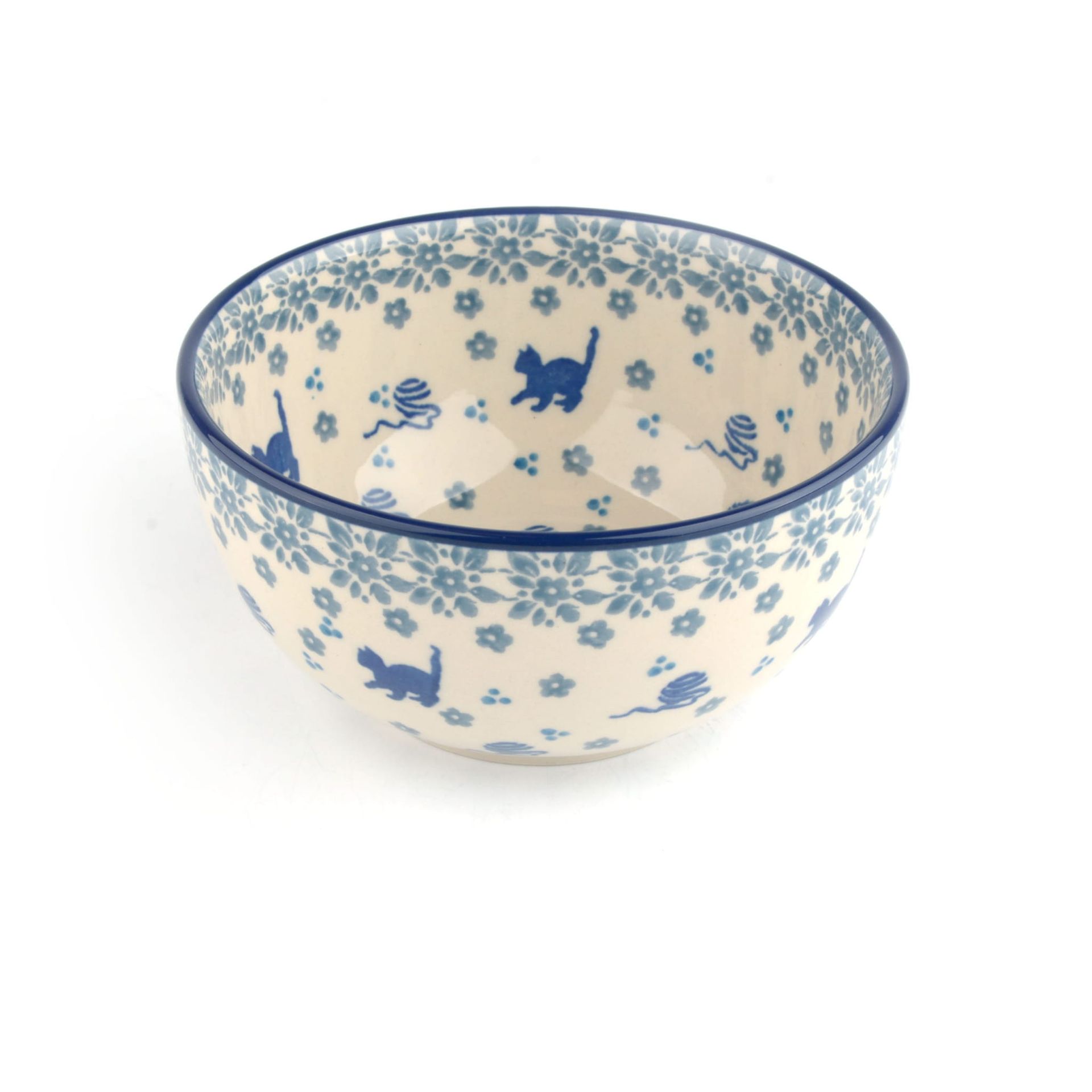 Keramische kom met een blauw bloemen- en kattenpatroon.
