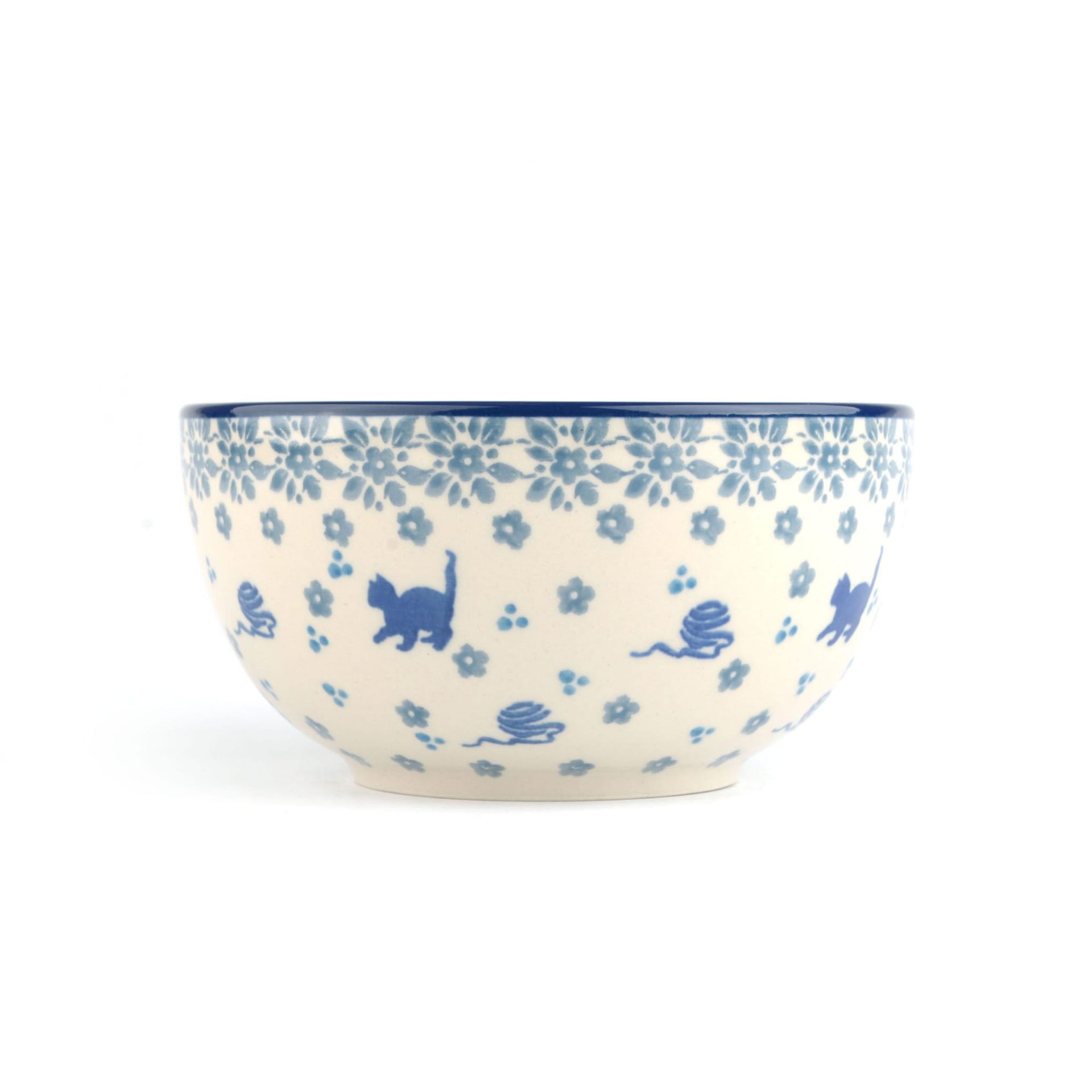 Keramische kom met een blauw bloemen- en kattenpatroon.