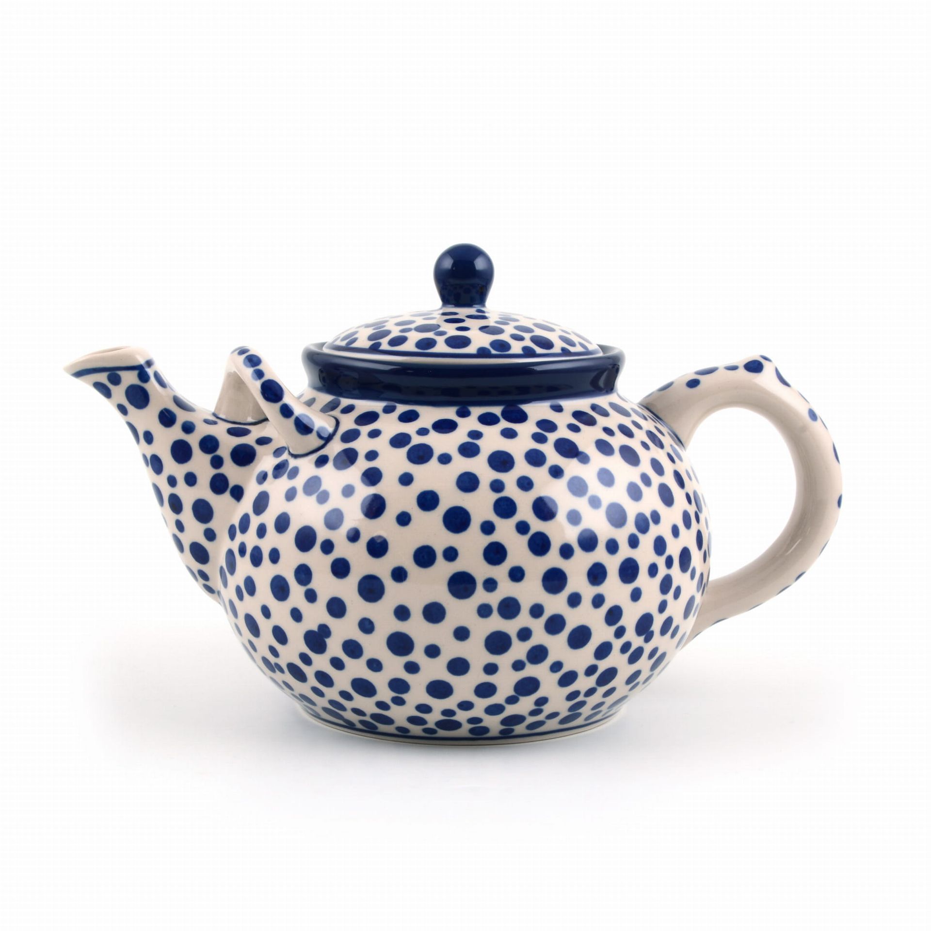 Keramische theepot met blauwe stippen op een witte achtergrond, handvat, tuit en deksel.