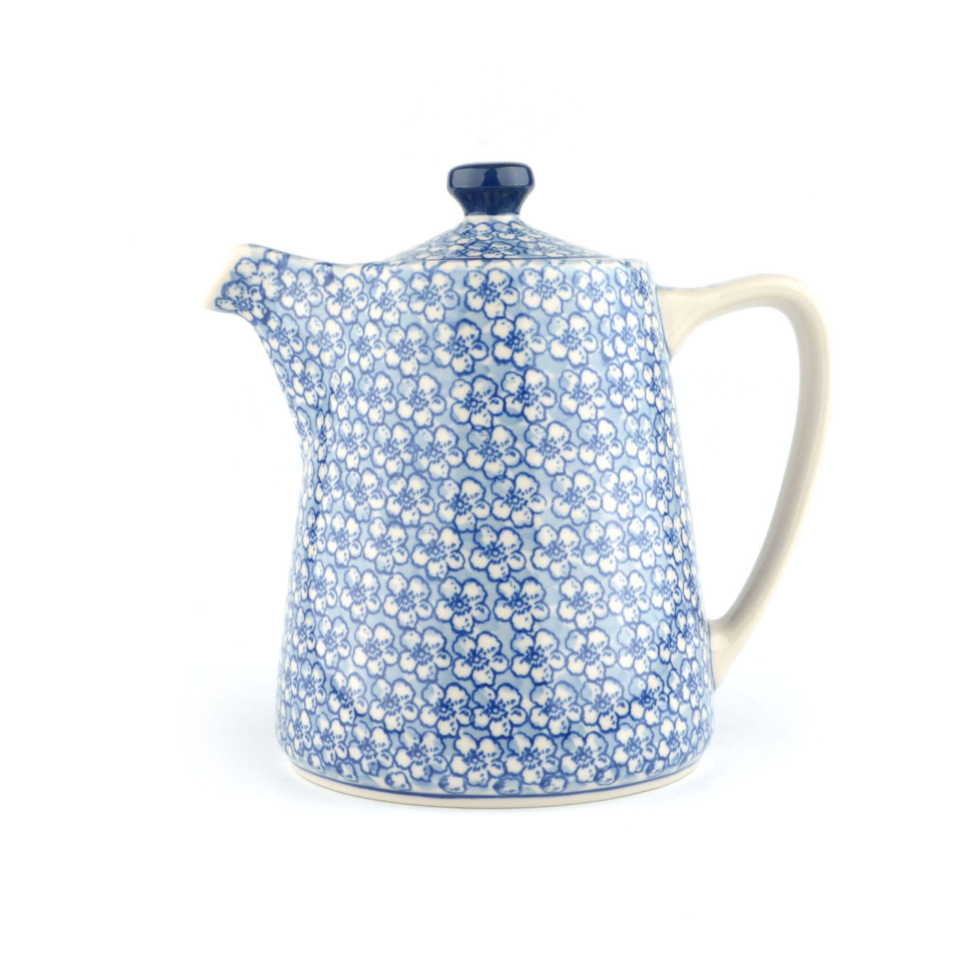 Blauw-witte keramische theepot met bloemenpatroon, crèmekleurig handvat en donkerblauwe knop op het deksel.