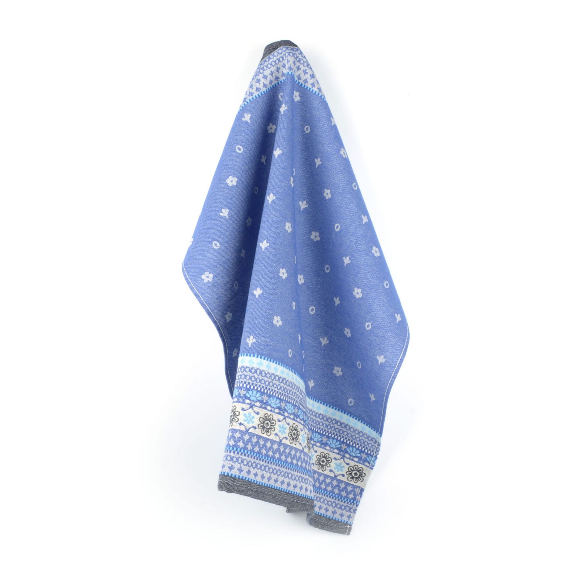 Een handdoek met blauw-wit patroon hangt aan een donkere haak.