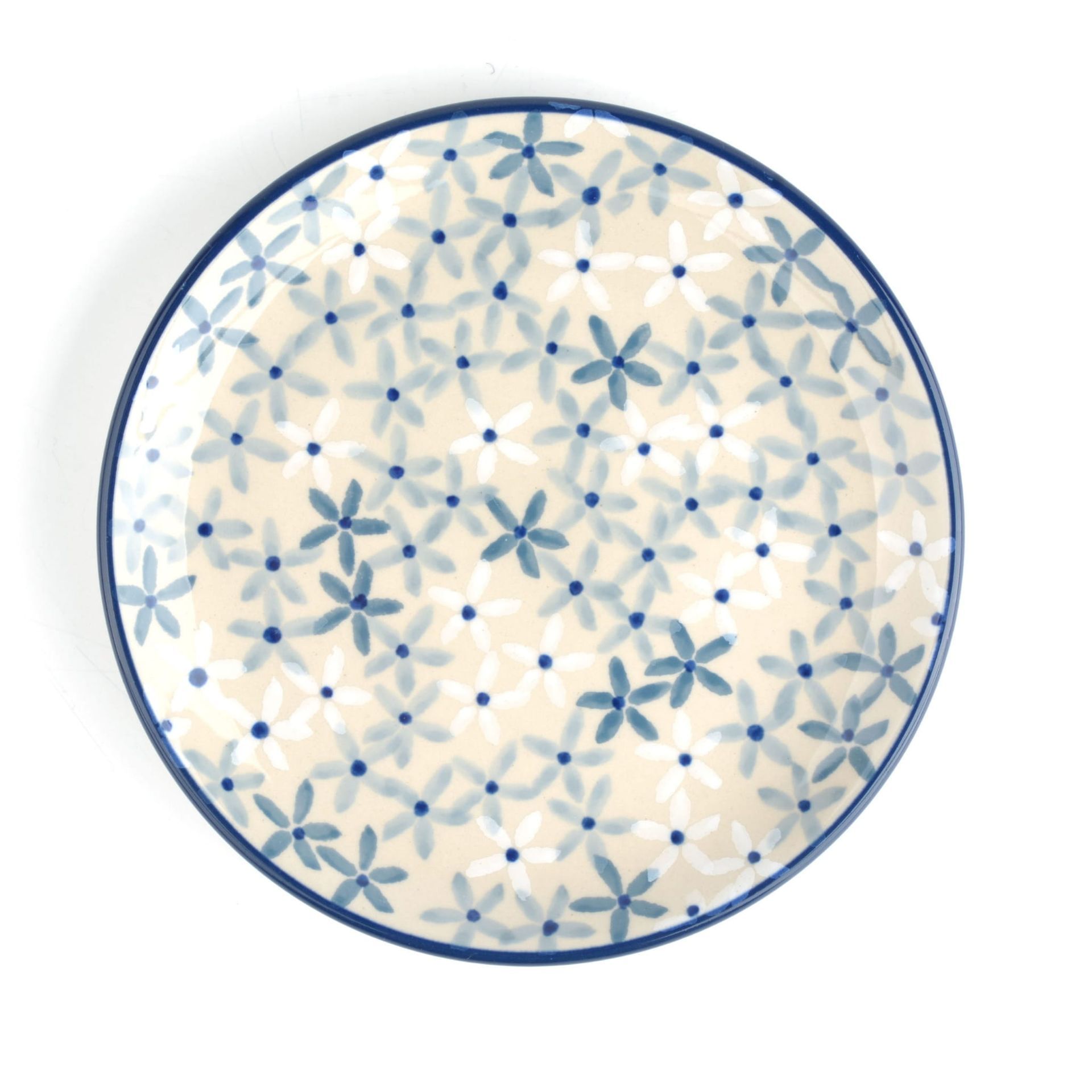 Blauw-wit bord met bloemenpatroon en een donkerblauwe rand, afgebeeld op een witte achtergrond.