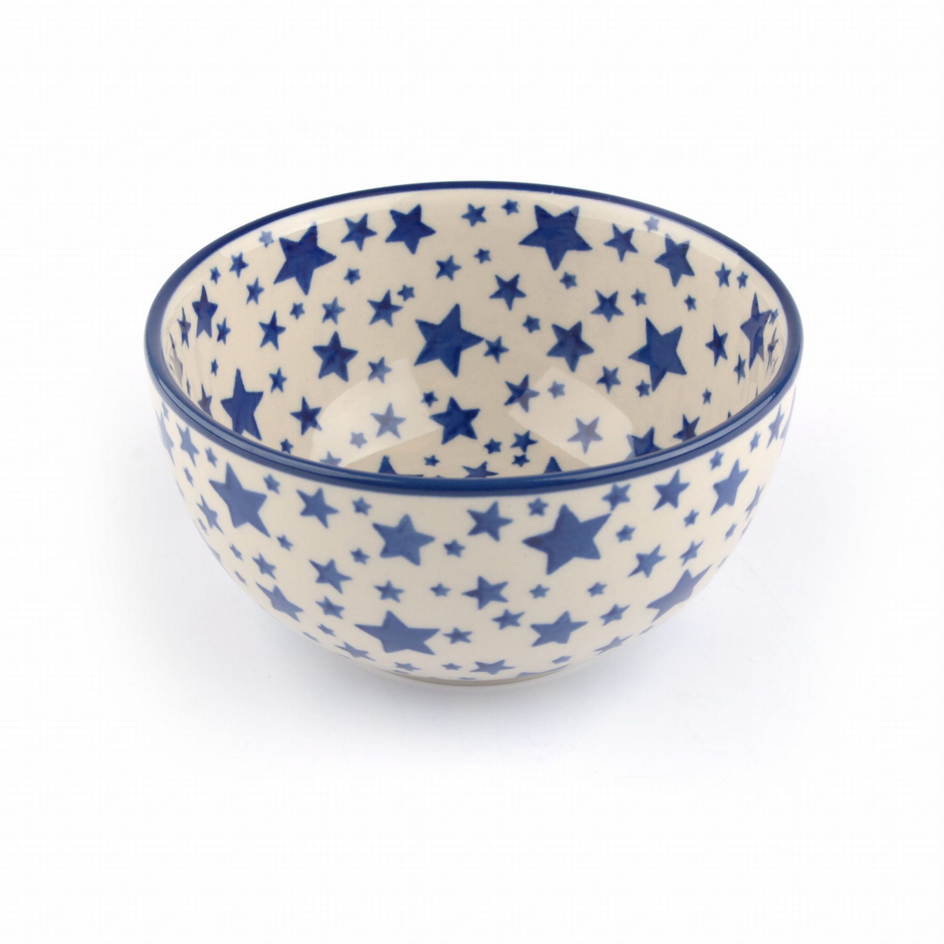 Blauwe keramische kom met sterrenpatroon op een witte achtergrond.