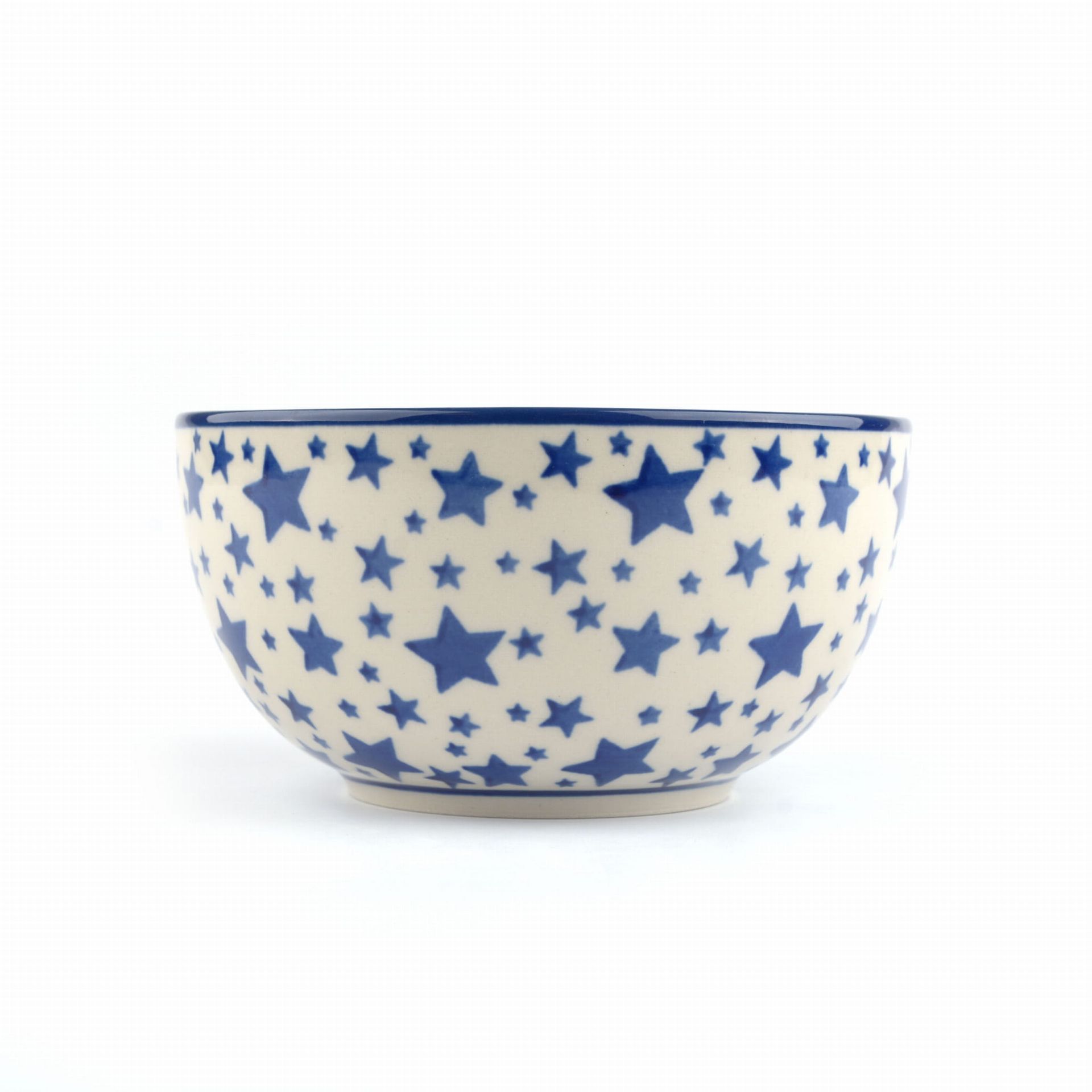 Blauwe keramische kom met sterrenpatroon op een witte achtergrond.