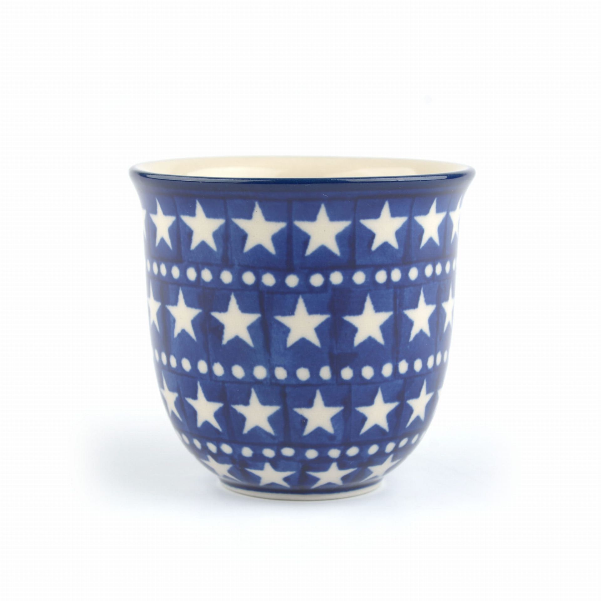 Blauw-witte keramische mok met sterrenpatroon en gebogen handvat.