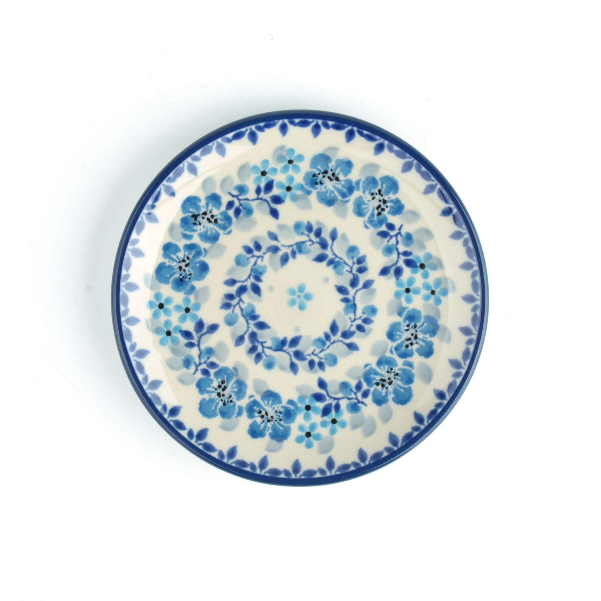 Blauw keramisch bord met bloemenpatroon op een witte achtergrond.