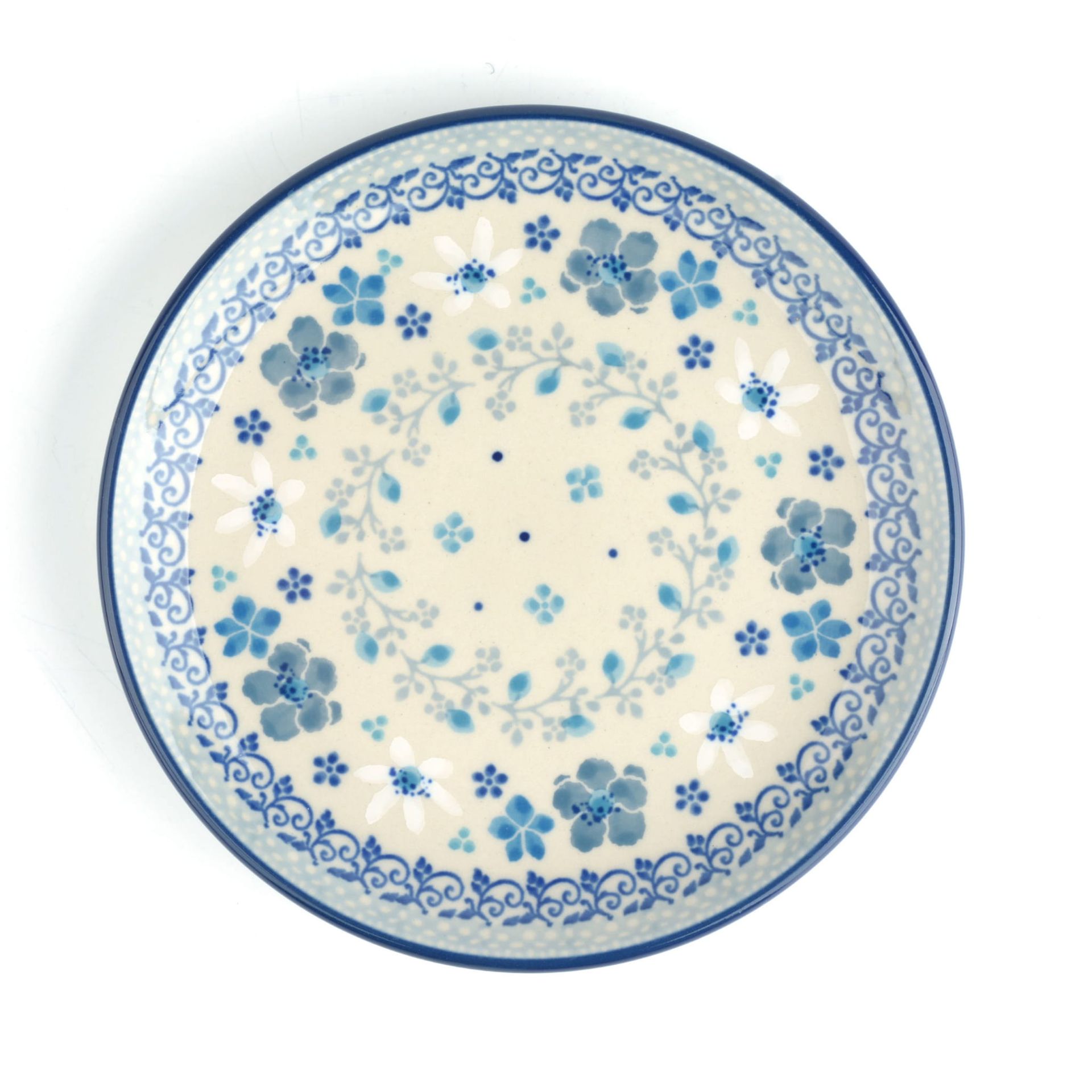 Blauw-wit keramisch bord met bloemenmotief en een gedetailleerde rand.