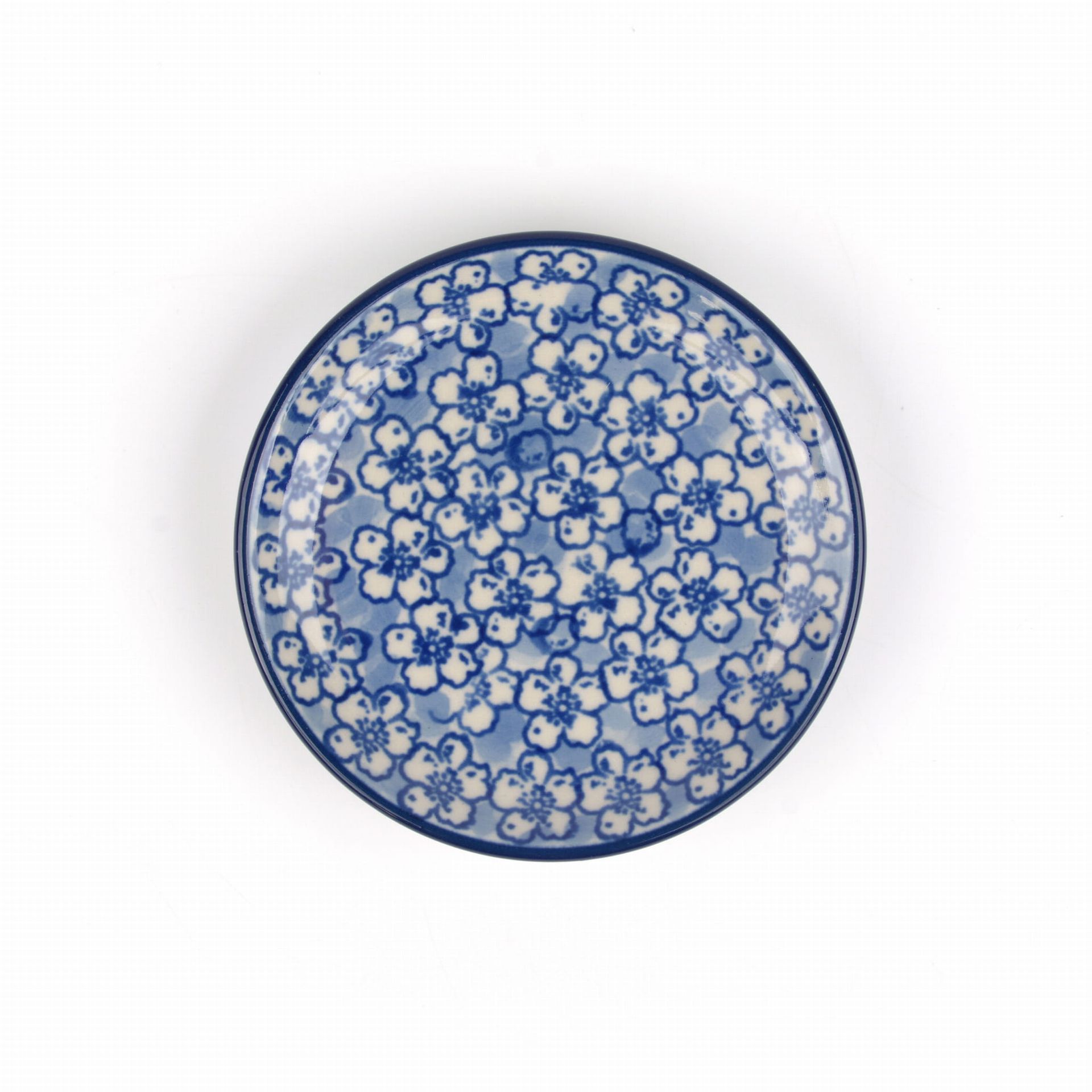 Blauw-wit keramisch bord met bloemenpatroon.