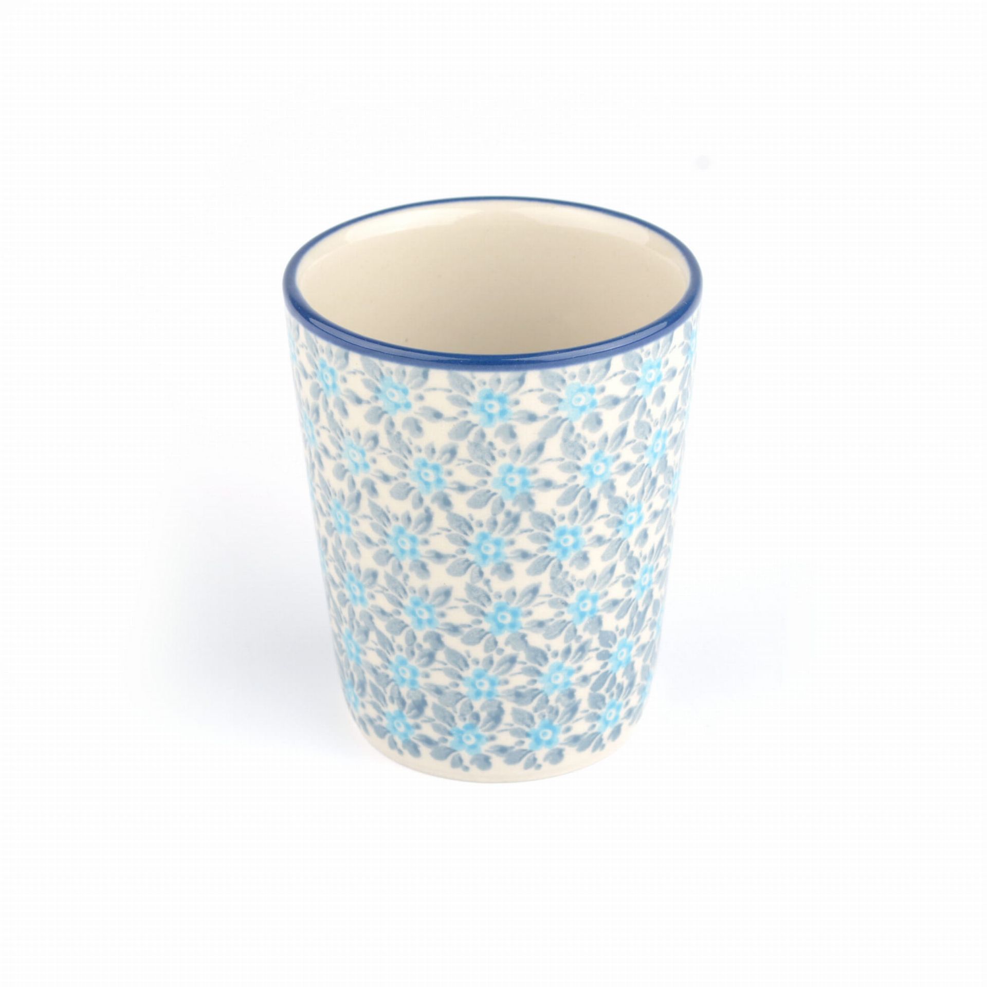 Keramische kop met blauw bloemenpatroon en blauwe rand.