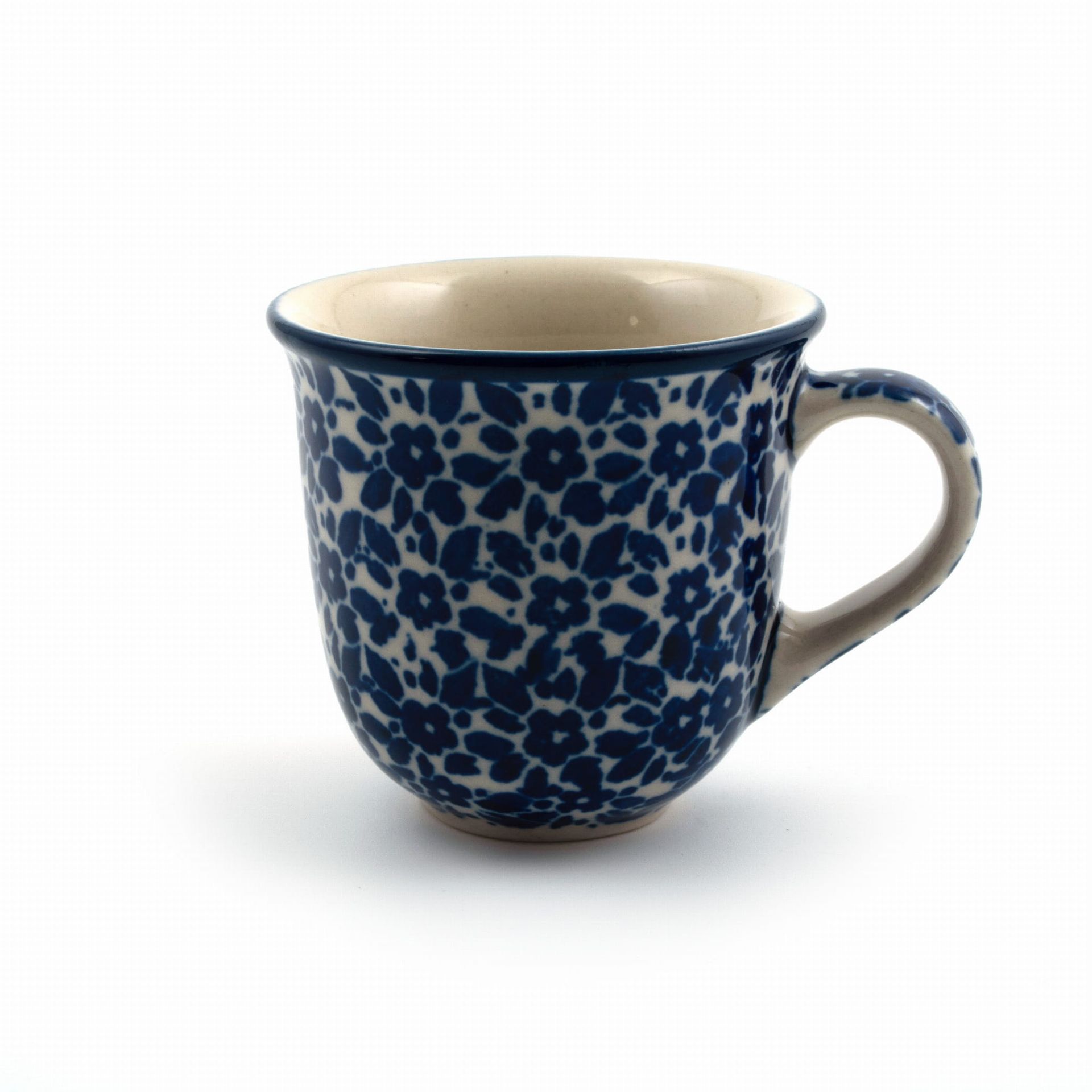 Blauw-witte keramische mok met bloemenmotief en handvat, op een witte achtergrond.