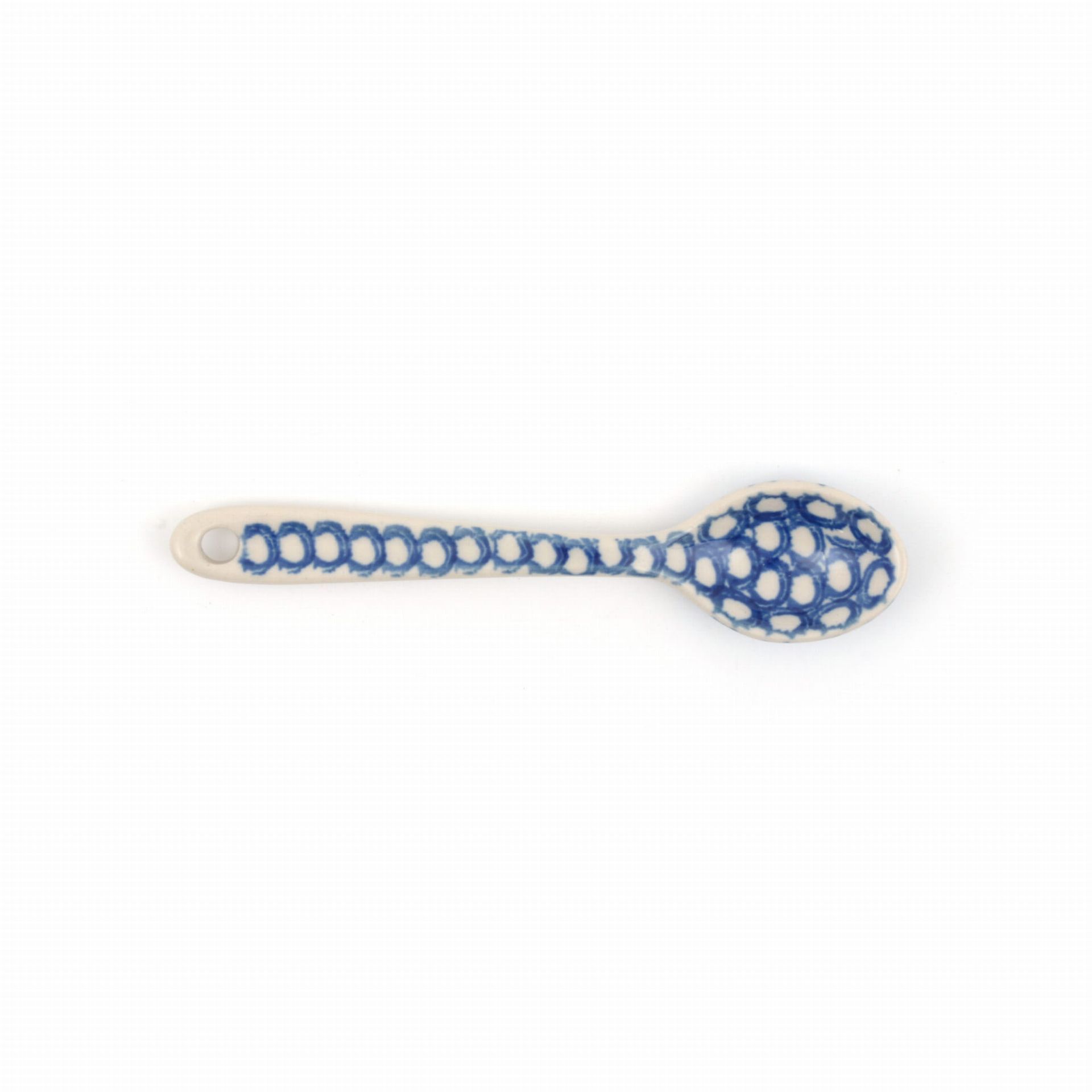 Blauwe en witte keramische lepel met stippen.