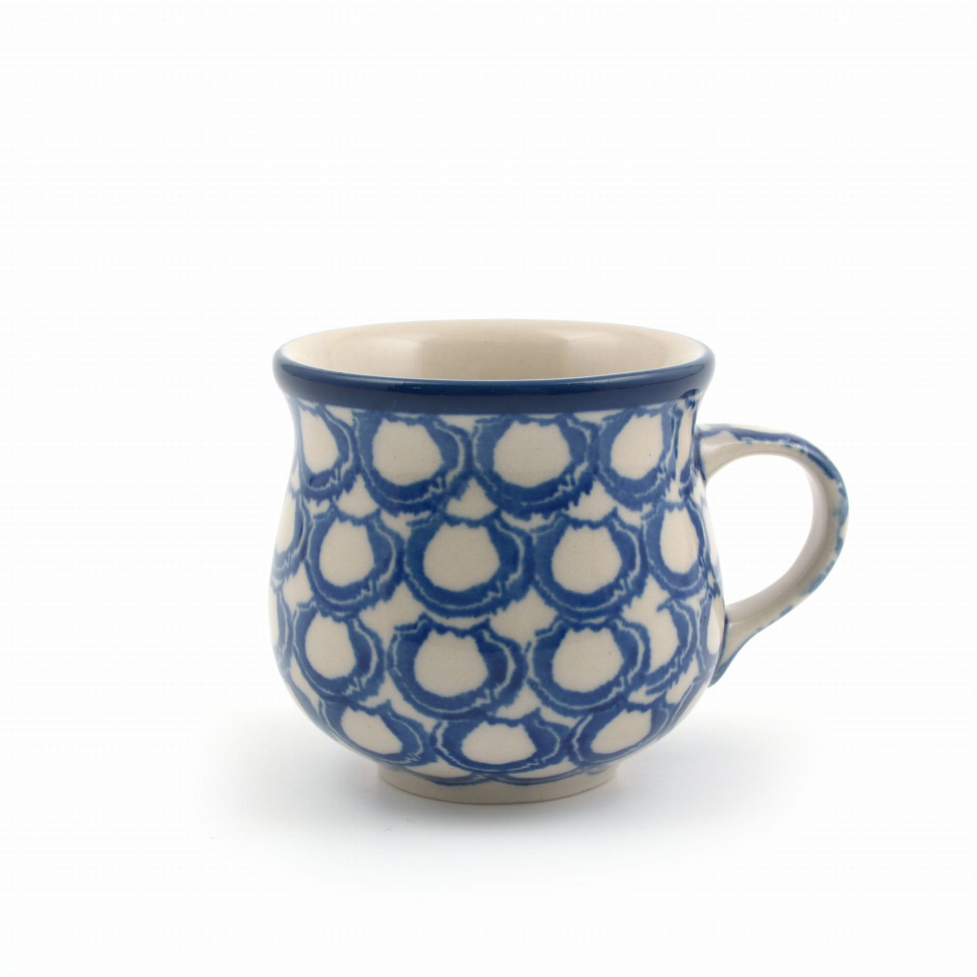 Blauw-witte keramische mok met geschulpte rand.