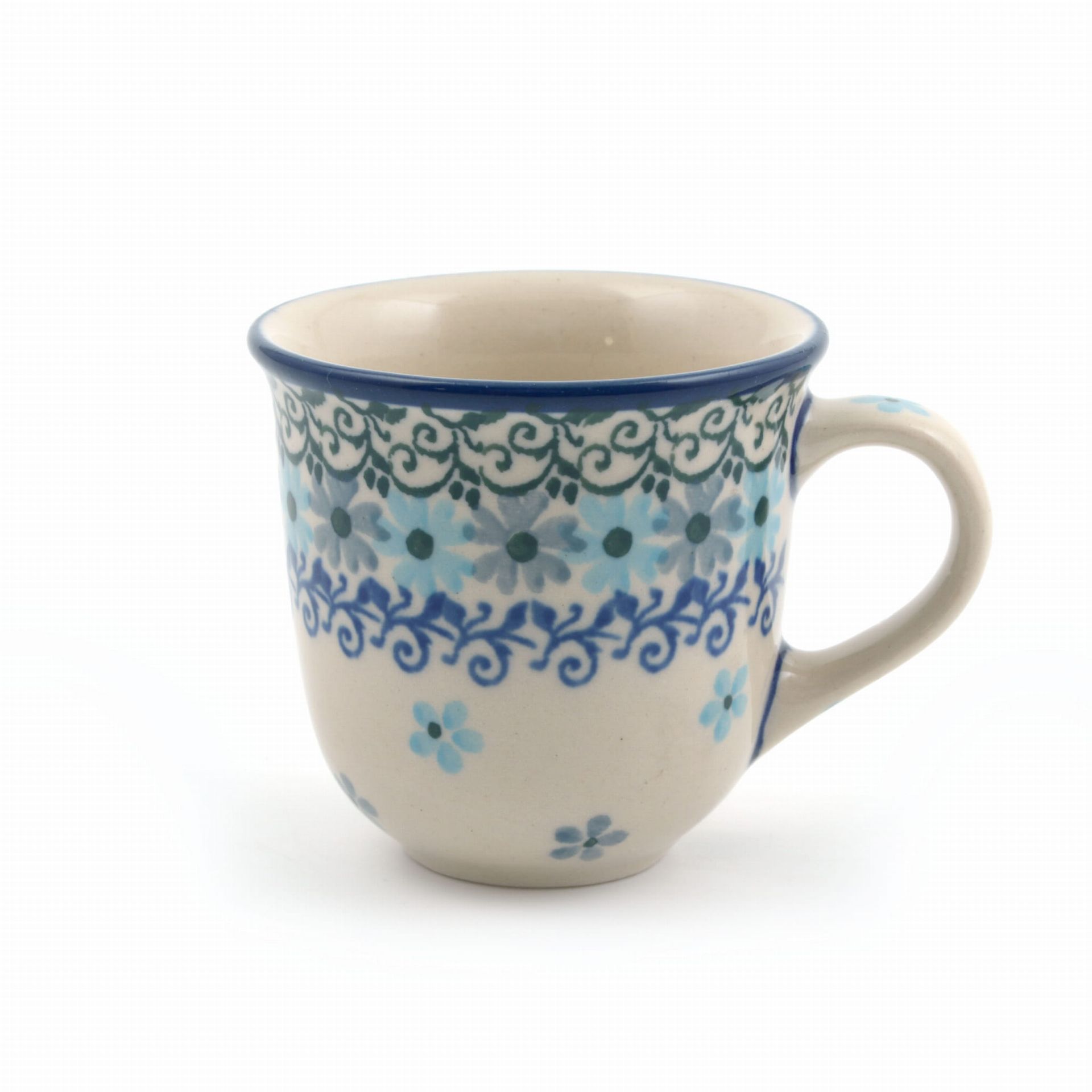 Keramische mok met blauw bloemenpatroon op een crèmekleurige achtergrond.