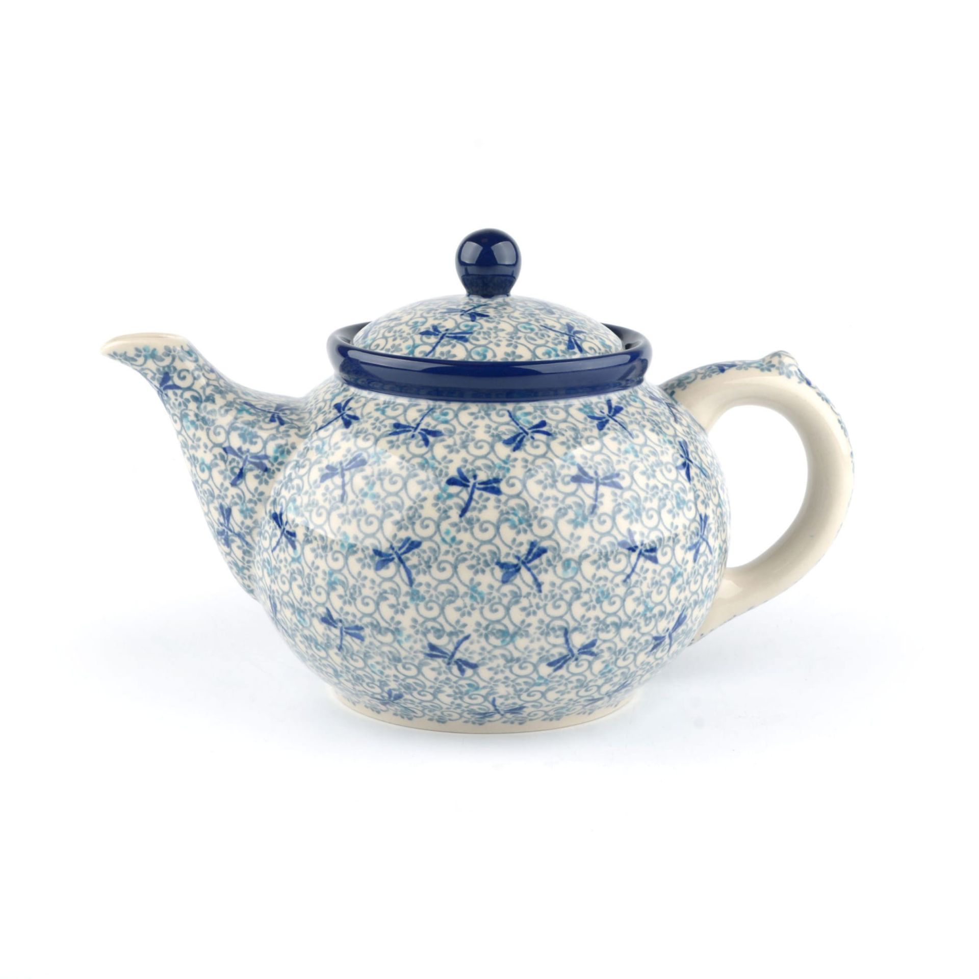 Een blauw-wit gestreepte keramische theepot met deksel, die op een witte ondergrond staat.