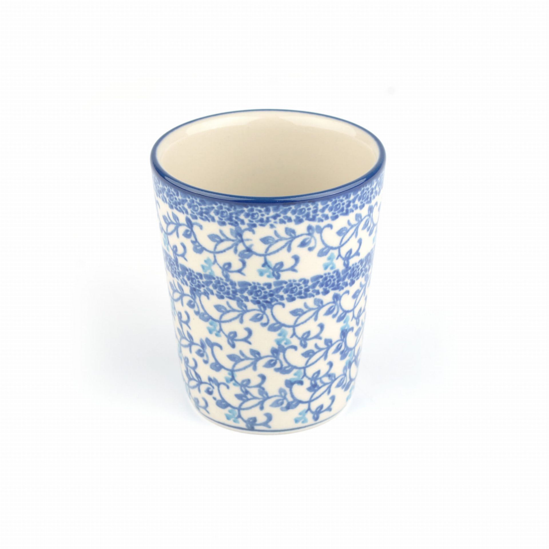 Blauw-witte keramische kop met bloemenmotief.