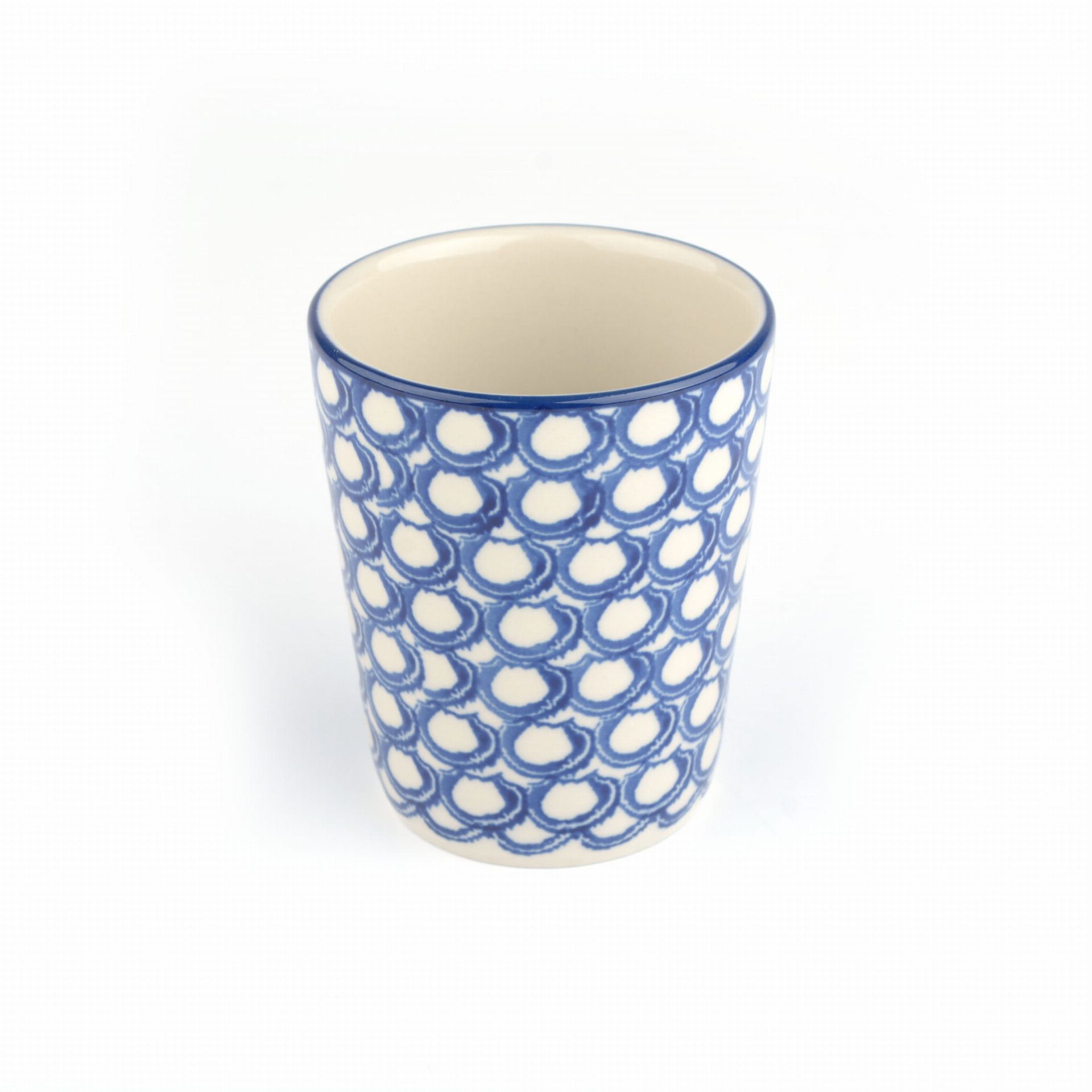 Blauw-witte keramische kop met een schubachtig patroon.
