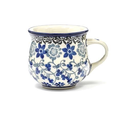 Pools aardewerk mok met blauw-witte bloemenprint.