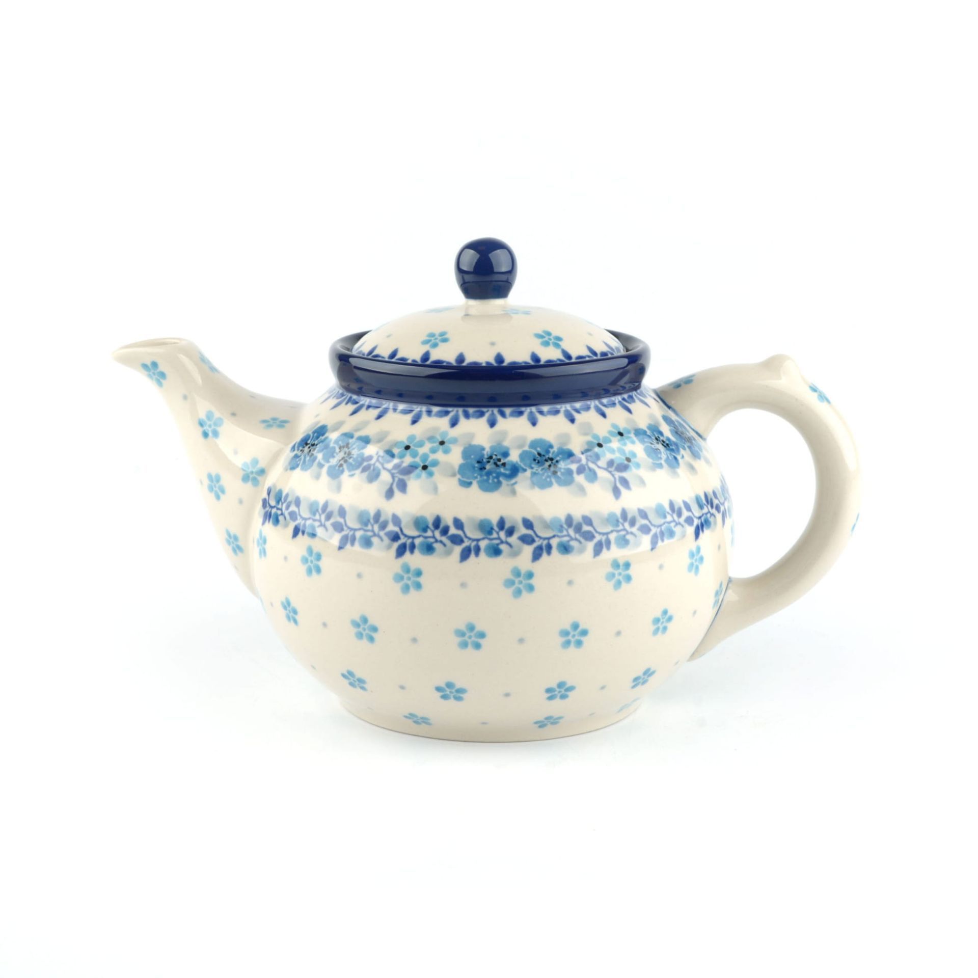 Keramische theepot met blauw bloemenpatroon, deksel en handvat op een witte achtergrond.