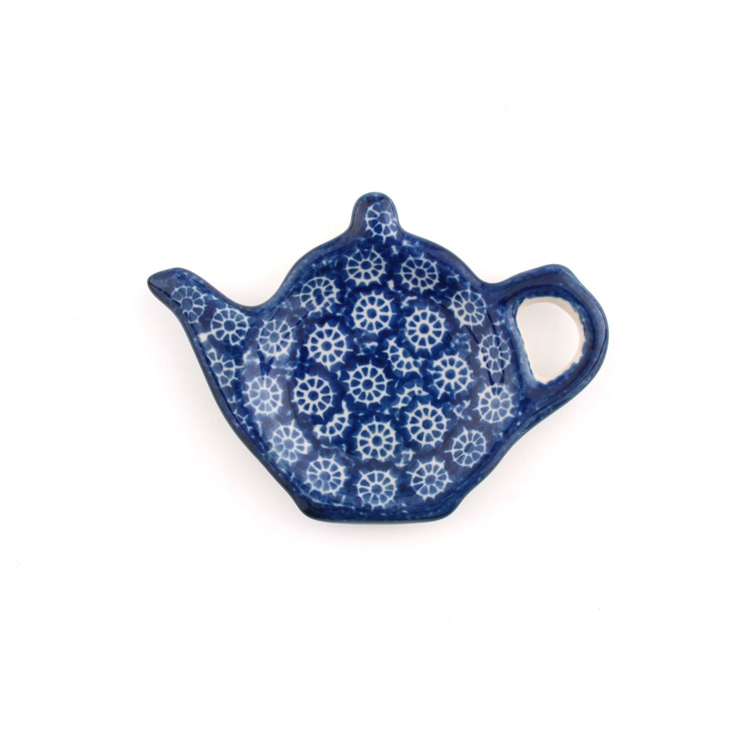 Blauwe keramische theezakjeshouder in de vorm van een theepot met een wit bloemenpatroon.