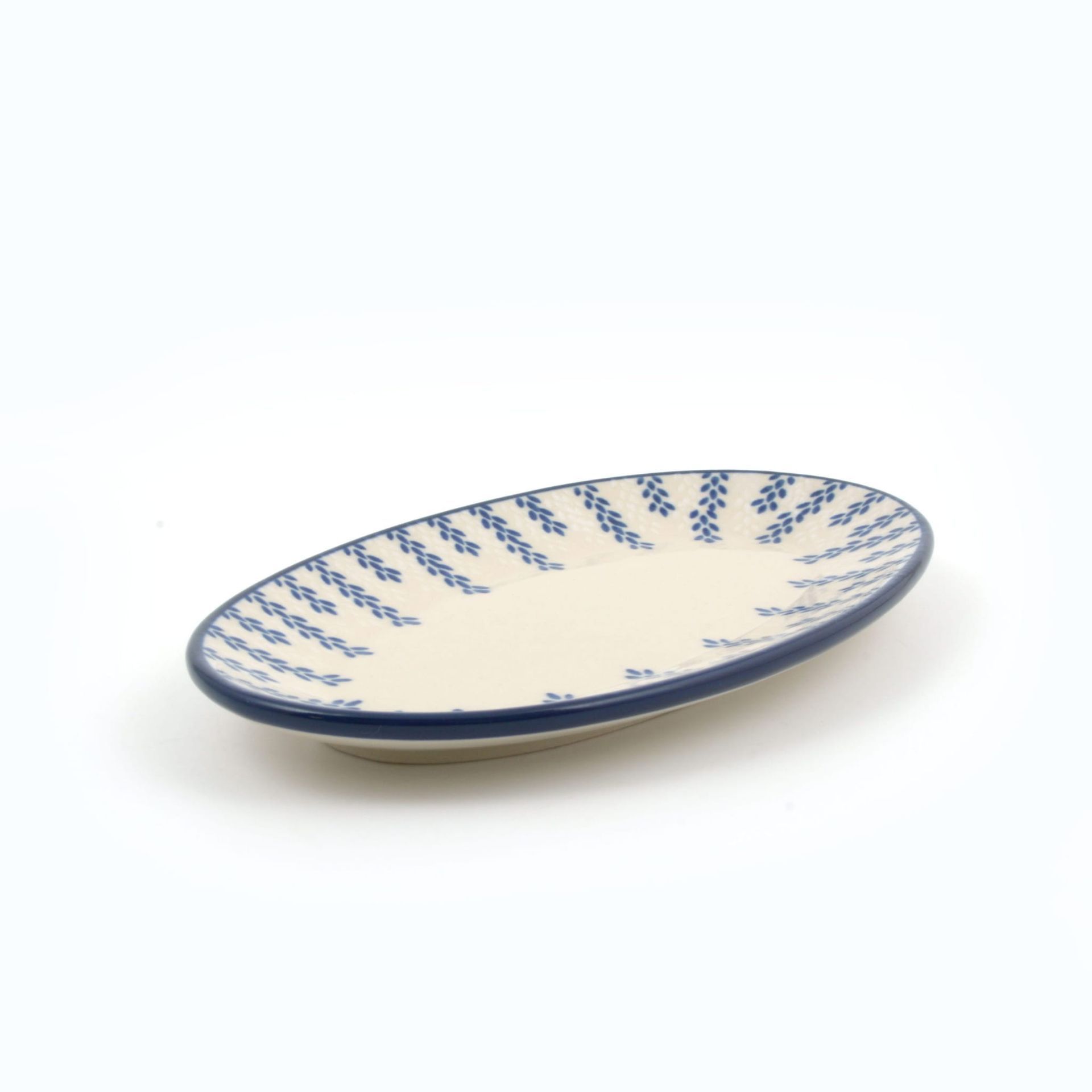 Ovaal keramisch bord met blauw bloemenpatroon op een witte, donkerblauwe rand.