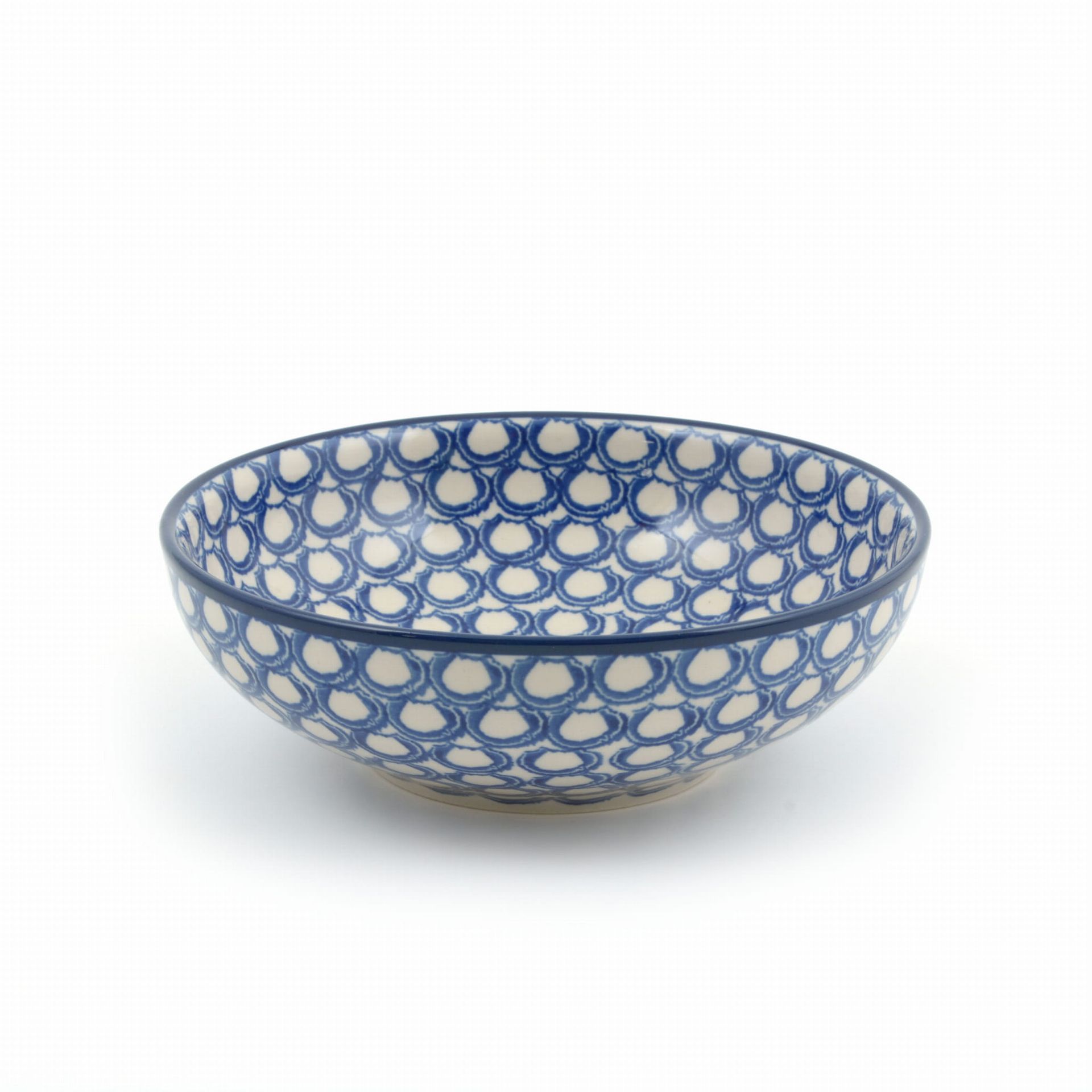 Blauw-wit patroon keramische kom met geschulpte rand op een witte achtergrond.