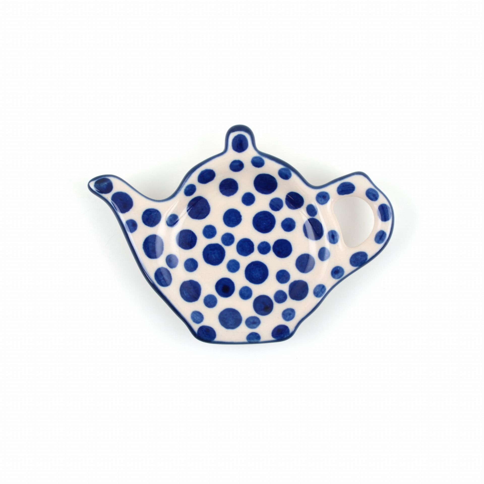 Keramische schotel in de vorm van een theepot met blauwe stippen op een witte achtergrond.