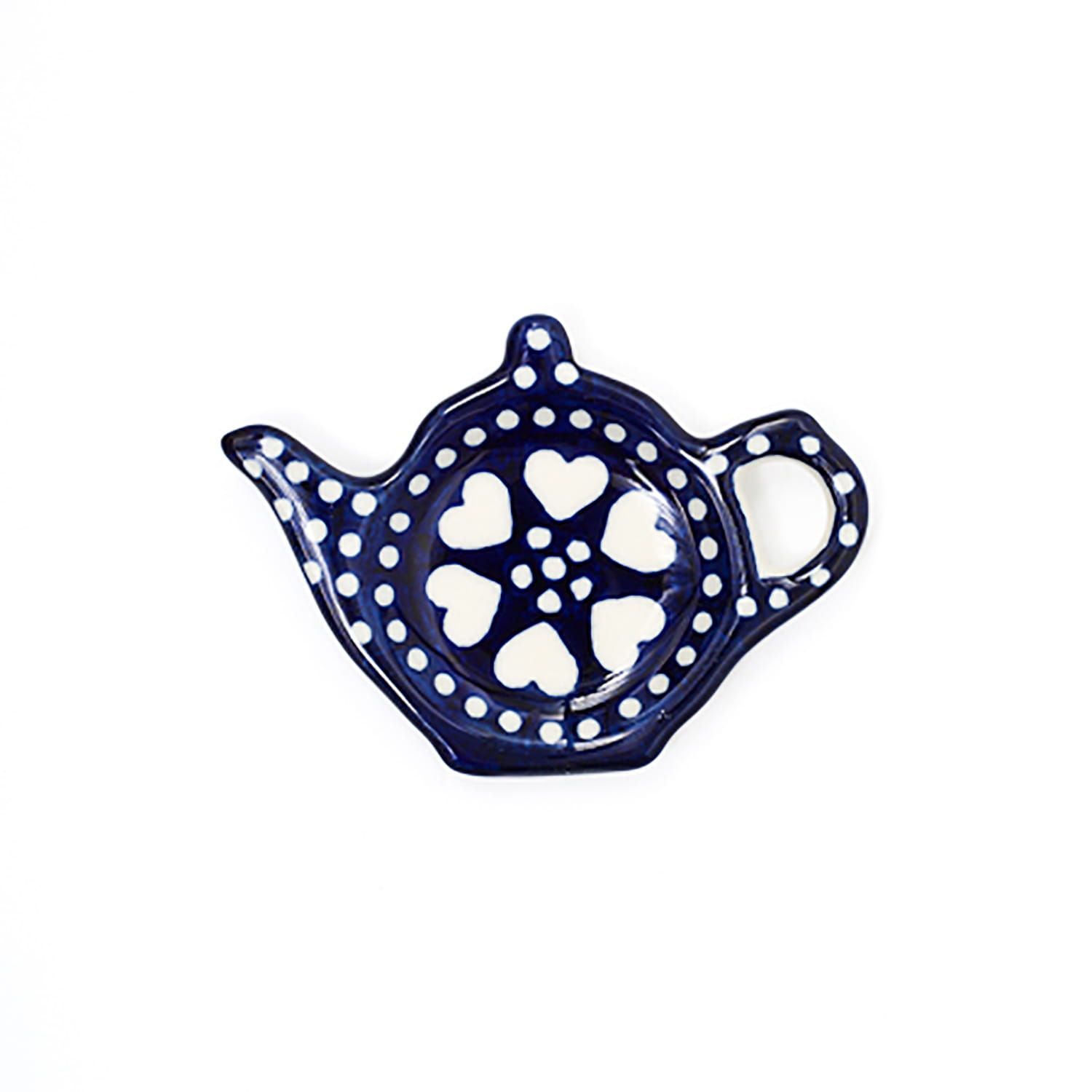 Blauwe keramische theezakjeshouder in de vorm van een theepot, versierd met witte stippen en hartjes.