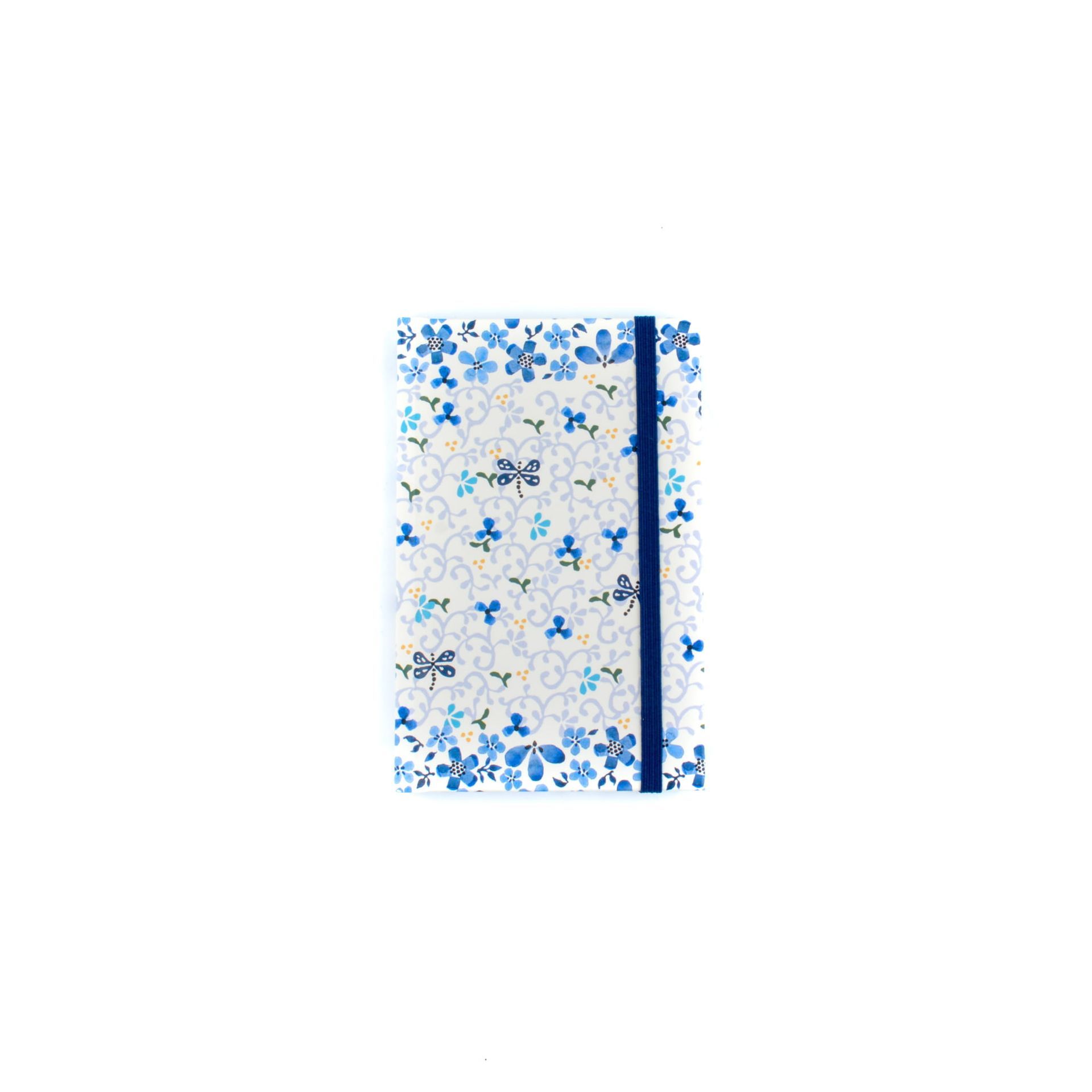 Notitieboekje met blauw bloemenpatroon en blauwe elastische band.