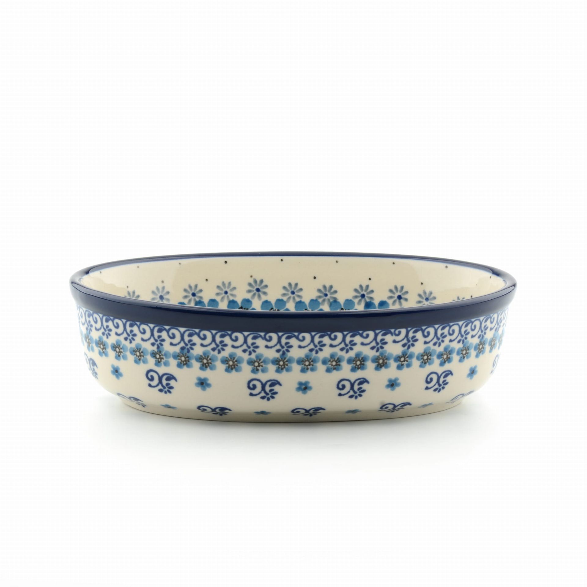 Ovale keramische kom met een blauw bloemenpatroon op een crèmekleurige achtergrond.