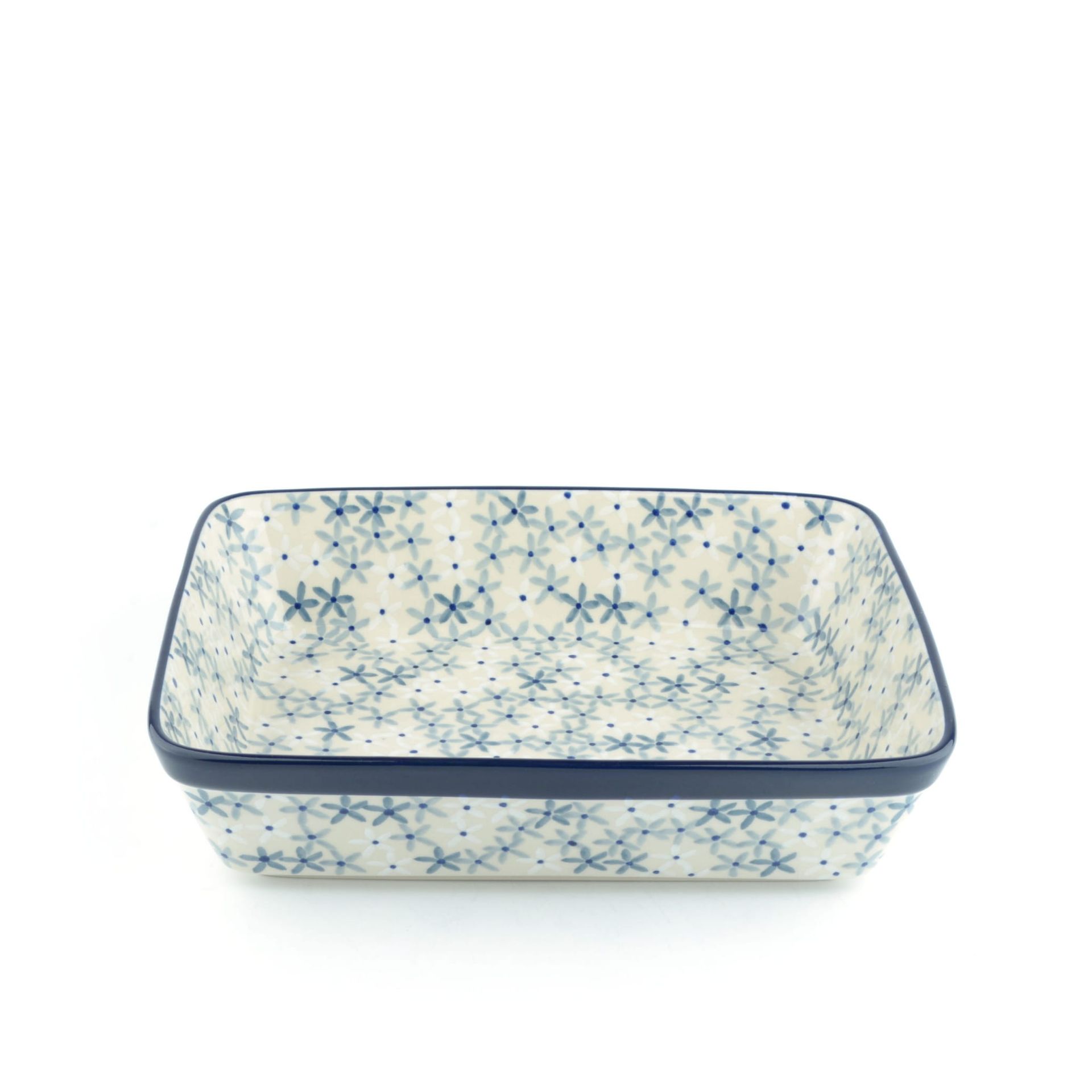 Blauw-witte keramische ovenschaal met bloemenpatroon en donkerblauwe rand.