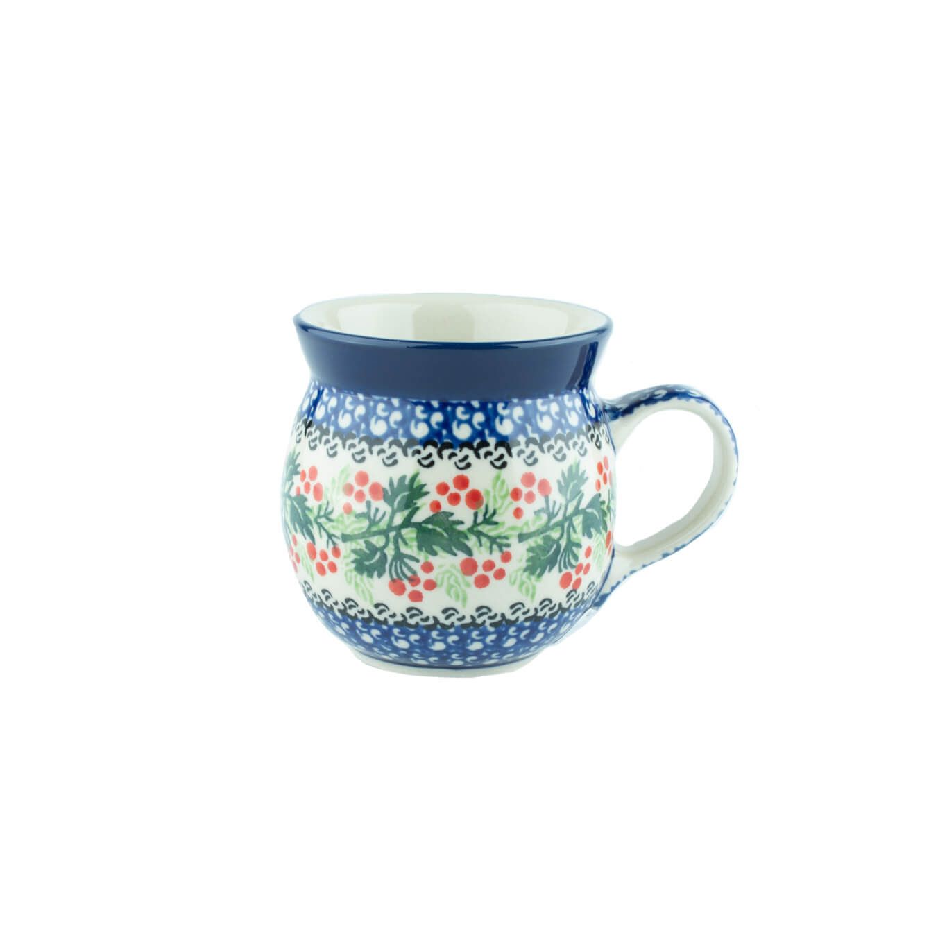 Blauw-witte Poolse aardewerken mok met groene bladeren en rode bessen.