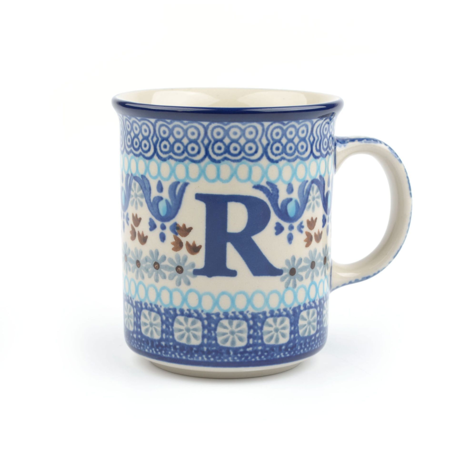 Keramische mok met een blauw-wit bloemenpatroon en een grote blauwe letter 