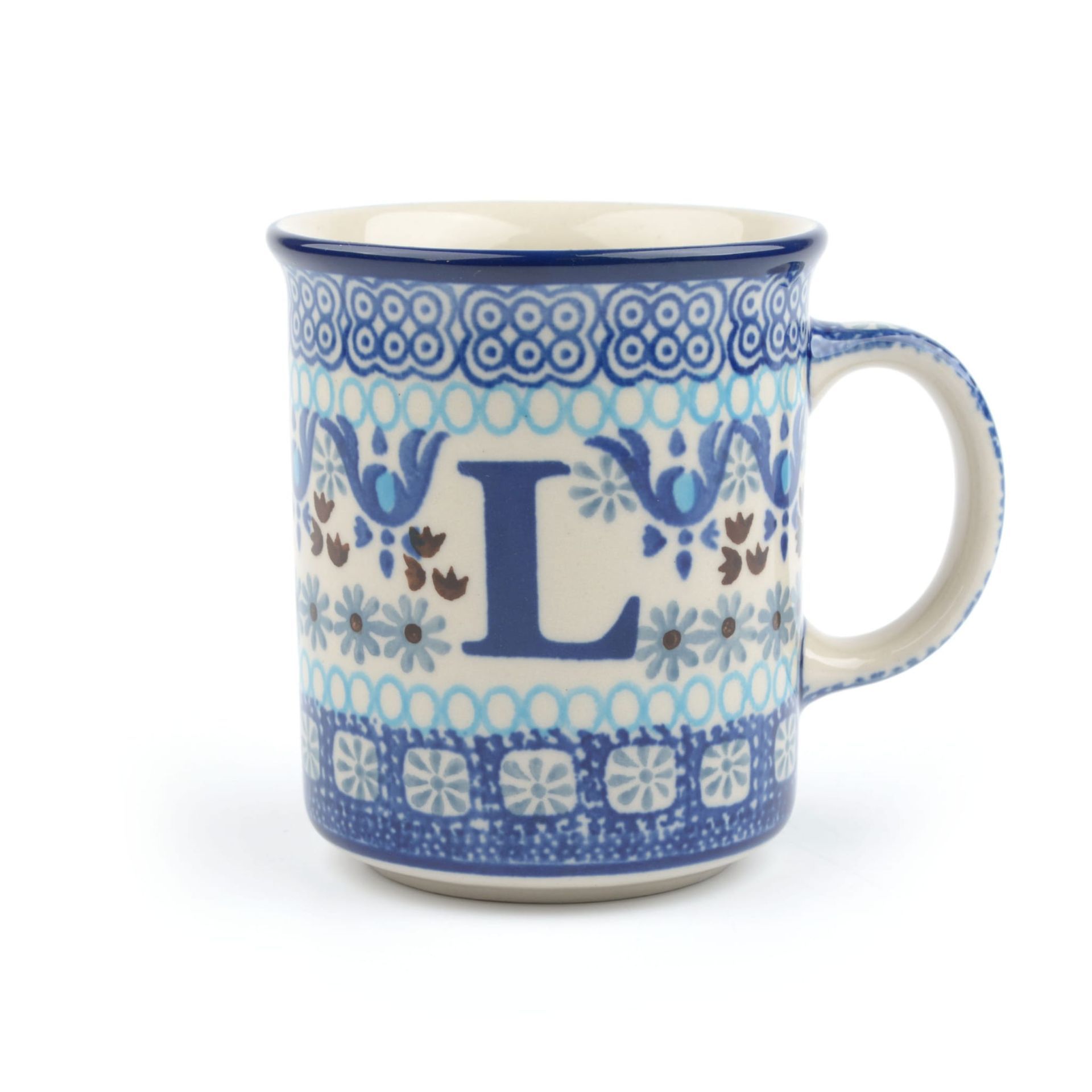 Blauw-witte keramische mok met bloemenpatroon en de letter 