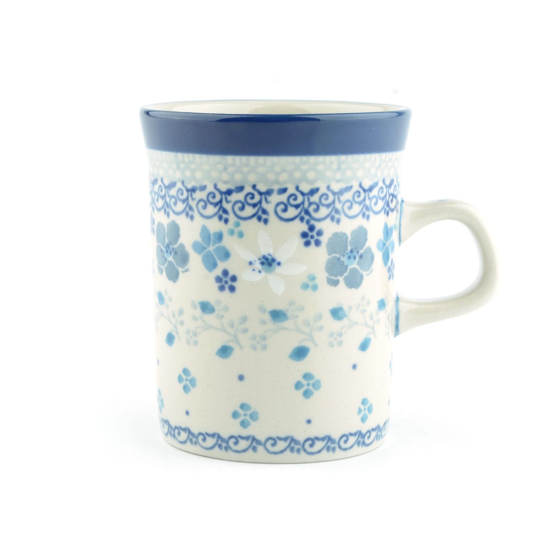 Witte keramische mok met blauw bloemenpatroon en handvat.