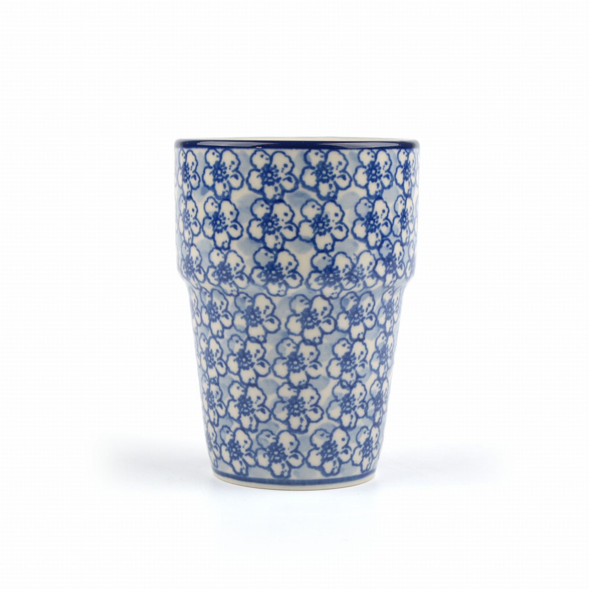 Keramisch drinkglas met blauw-wit bloemenpatroon.