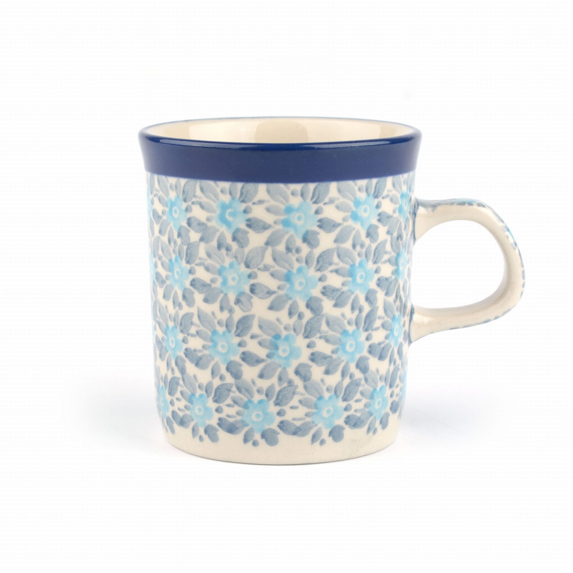 Blauwe keramische mok met bloemenpatroon en donkerblauwe rand.