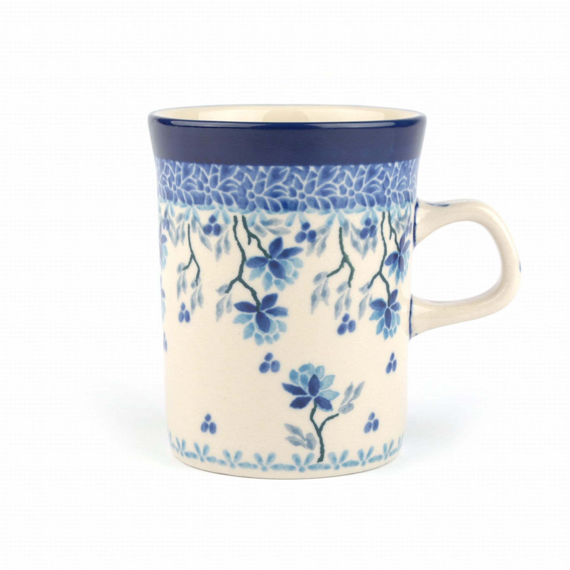 Witte keramische mok met blauw bloemenpatroon.
