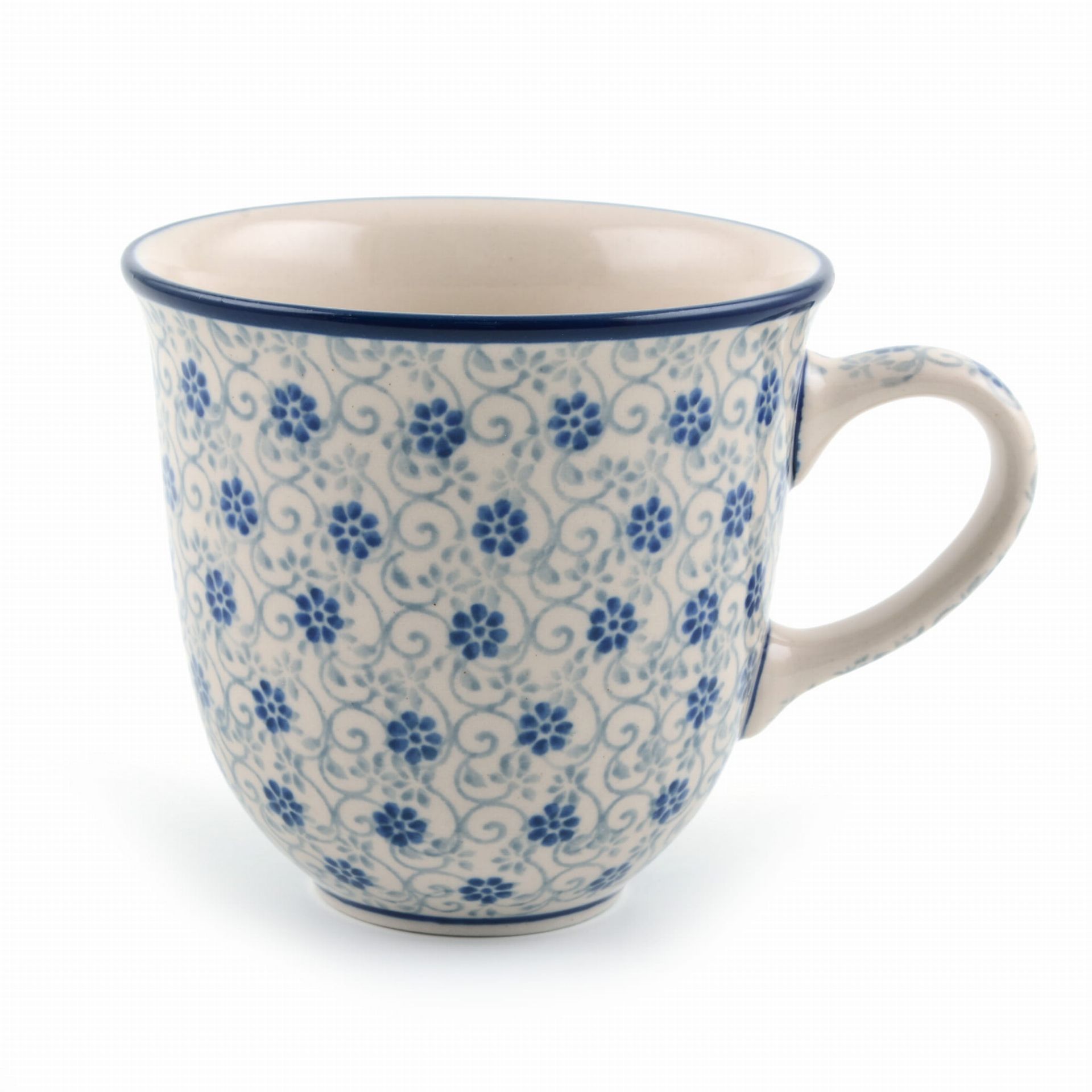 Blauw-witte keramische mok met bloemenpatroon en handvat.